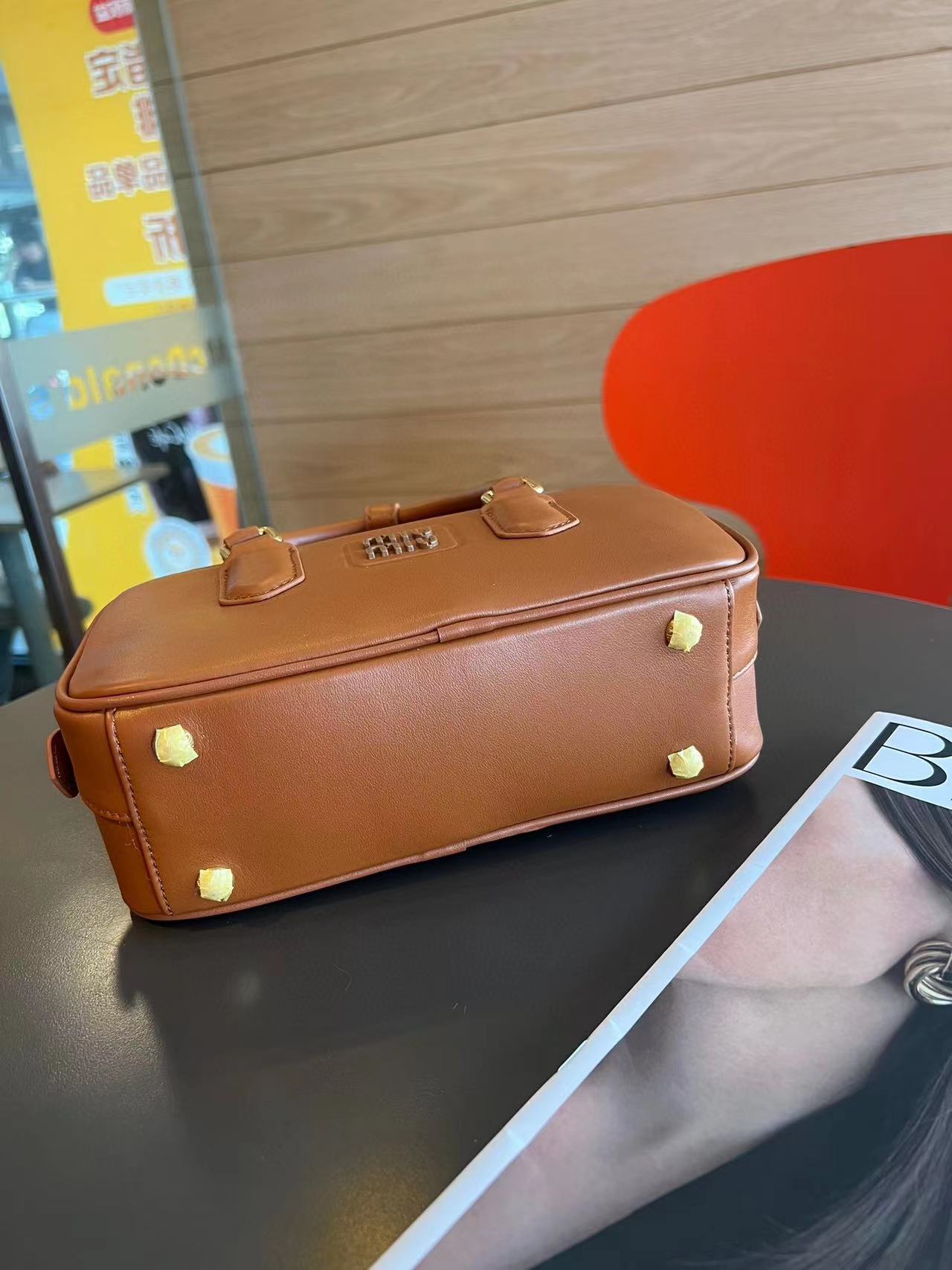 M1UM1U 牛革シンプルハンドバッグ【50％割引+送料無料】