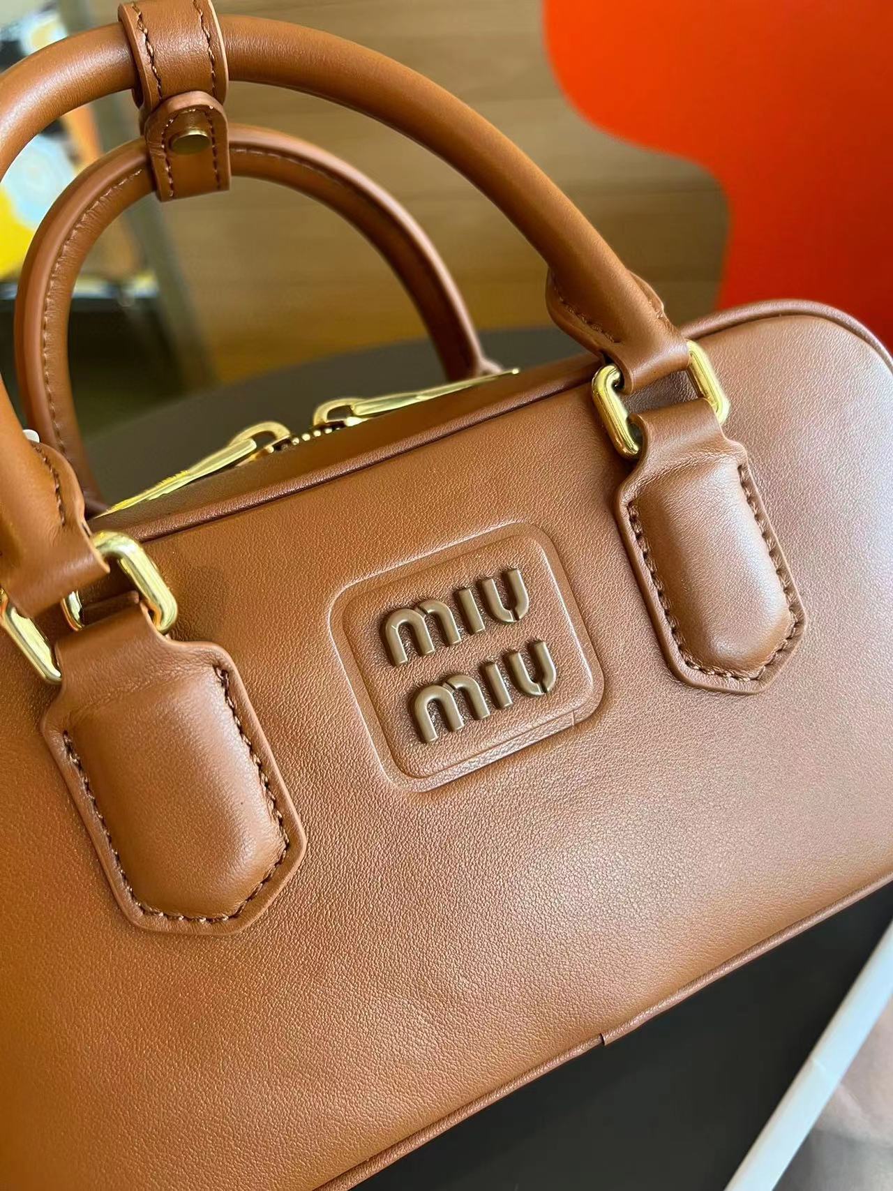 M1UM1U 牛革シンプルハンドバッグ【50％割引+送料無料】