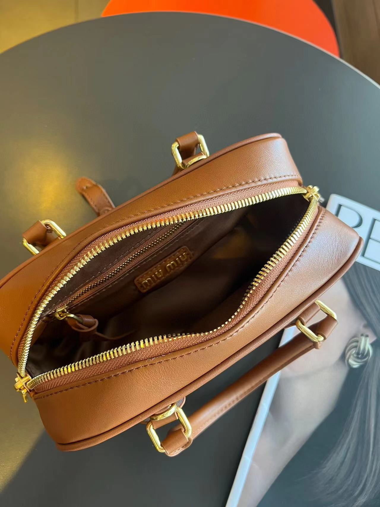 M1UM1U 牛革シンプルハンドバッグ【50％割引+送料無料】