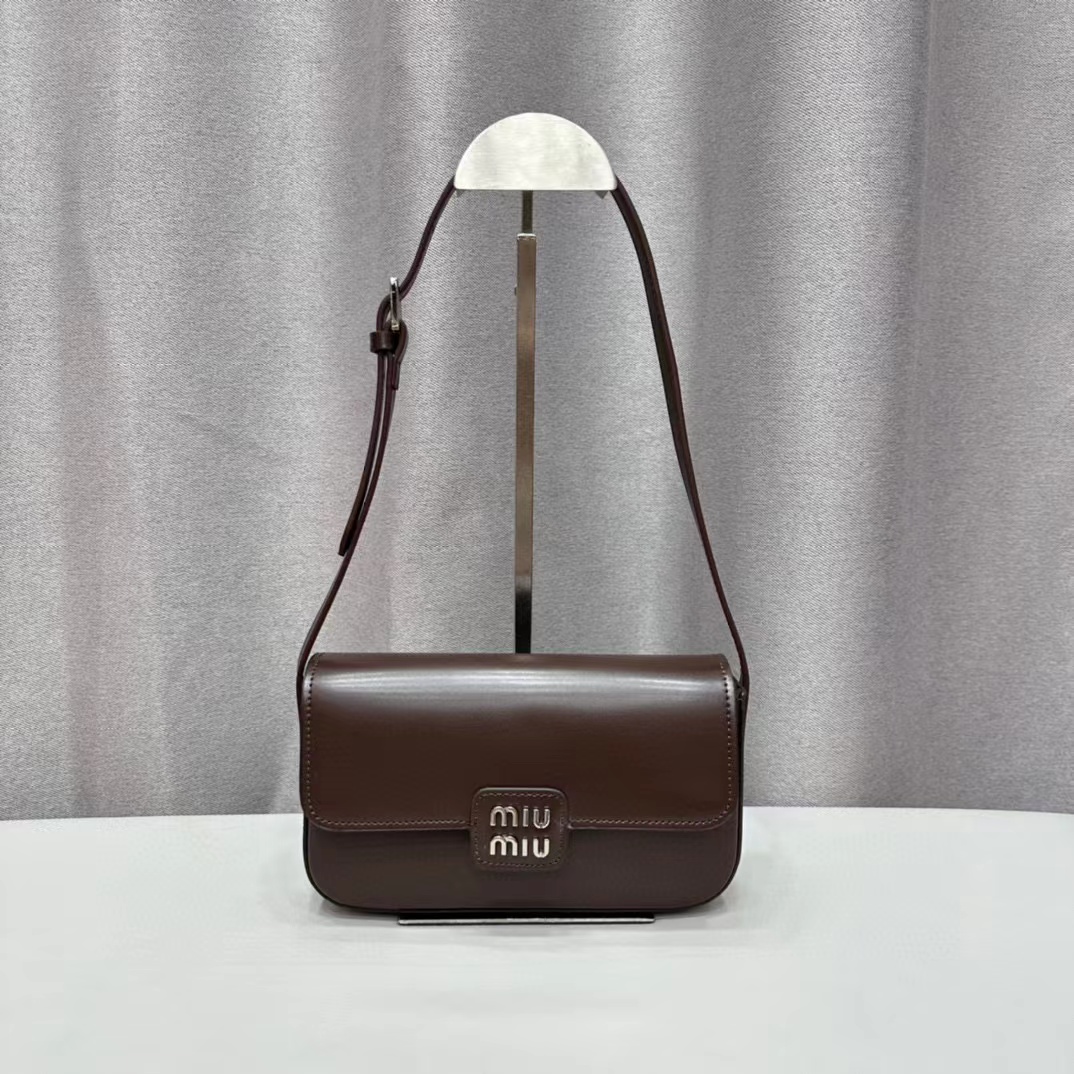 M1UM1U 牛革アンダーアームバッグ【50％割引+送料無料】