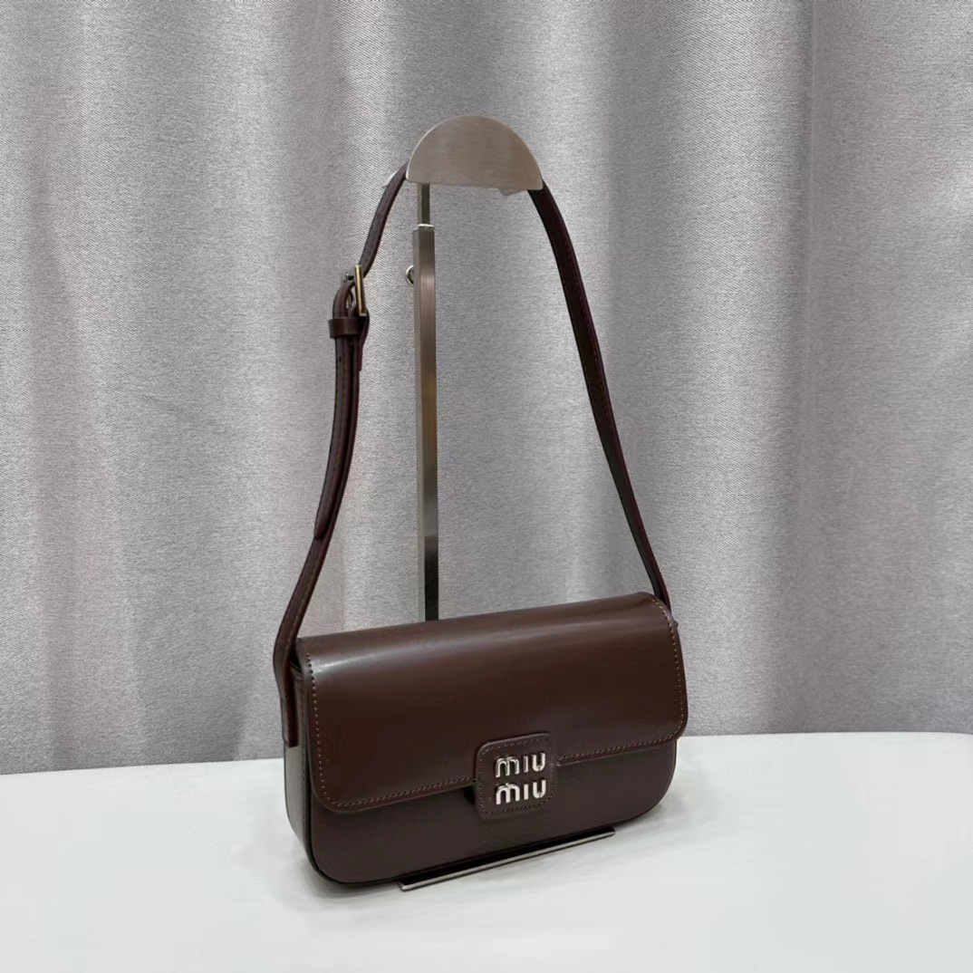 M1UM1U 牛革アンダーアームバッグ【50％割引+送料無料】