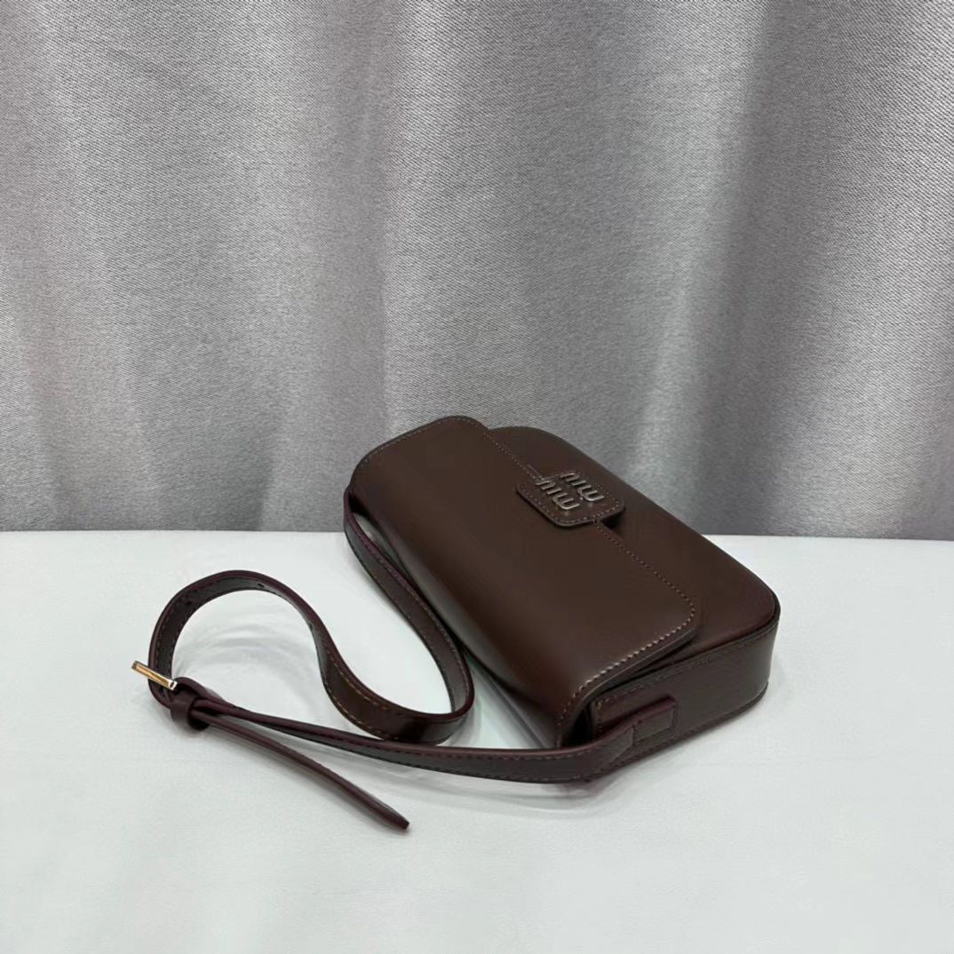 M1UM1U 牛革アンダーアームバッグ【50％割引+送料無料】