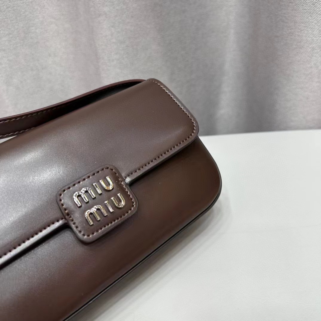 M1UM1U 牛革アンダーアームバッグ【50％割引+送料無料】