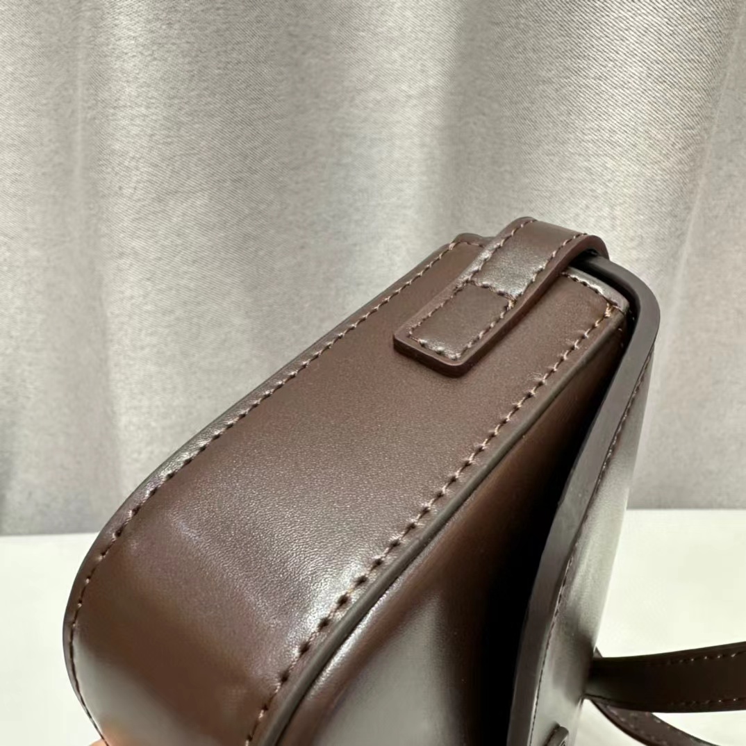 M1UM1U 牛革アンダーアームバッグ【50％割引+送料無料】