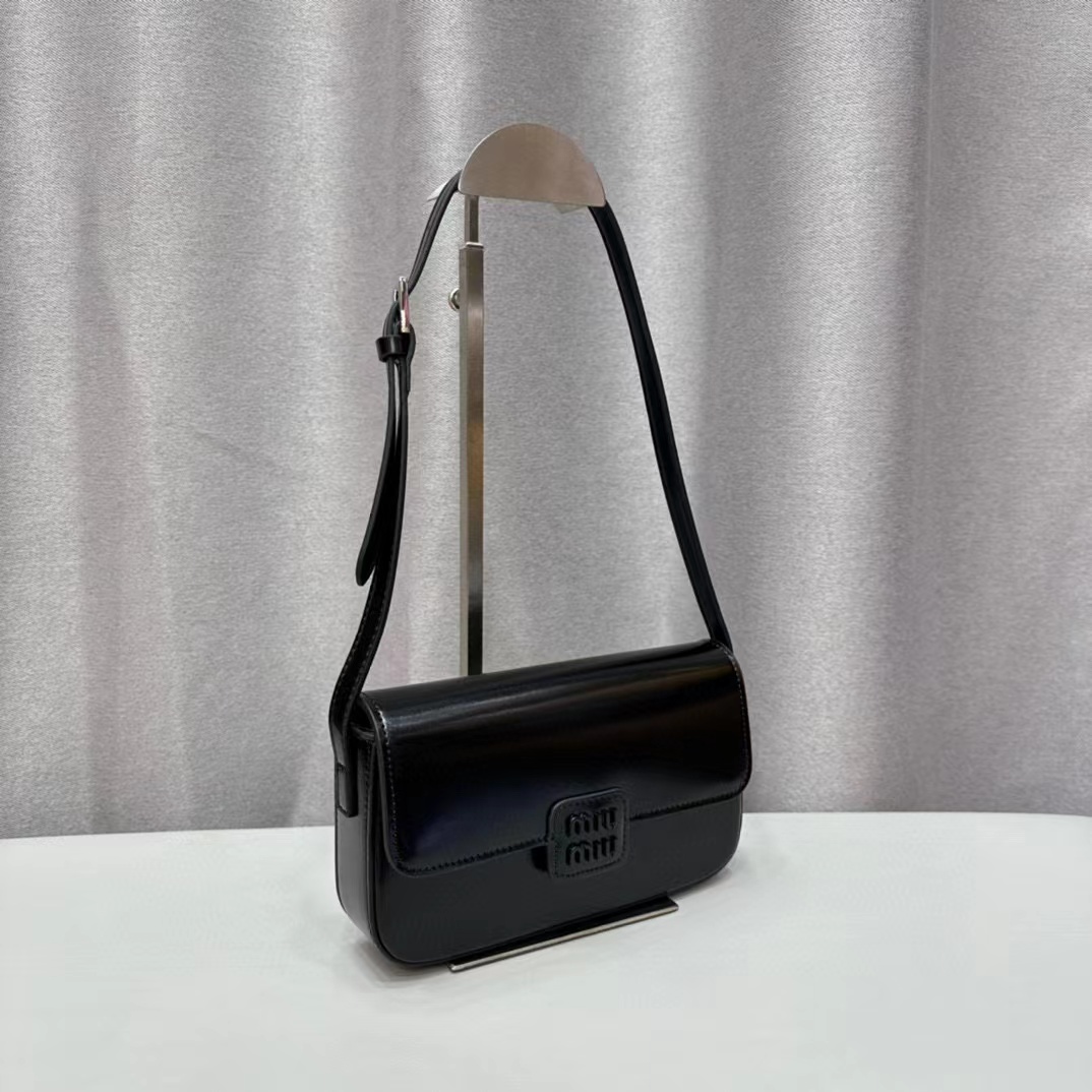 M1UM1U 牛革アンダーアームバッグ【50％割引+送料無料】