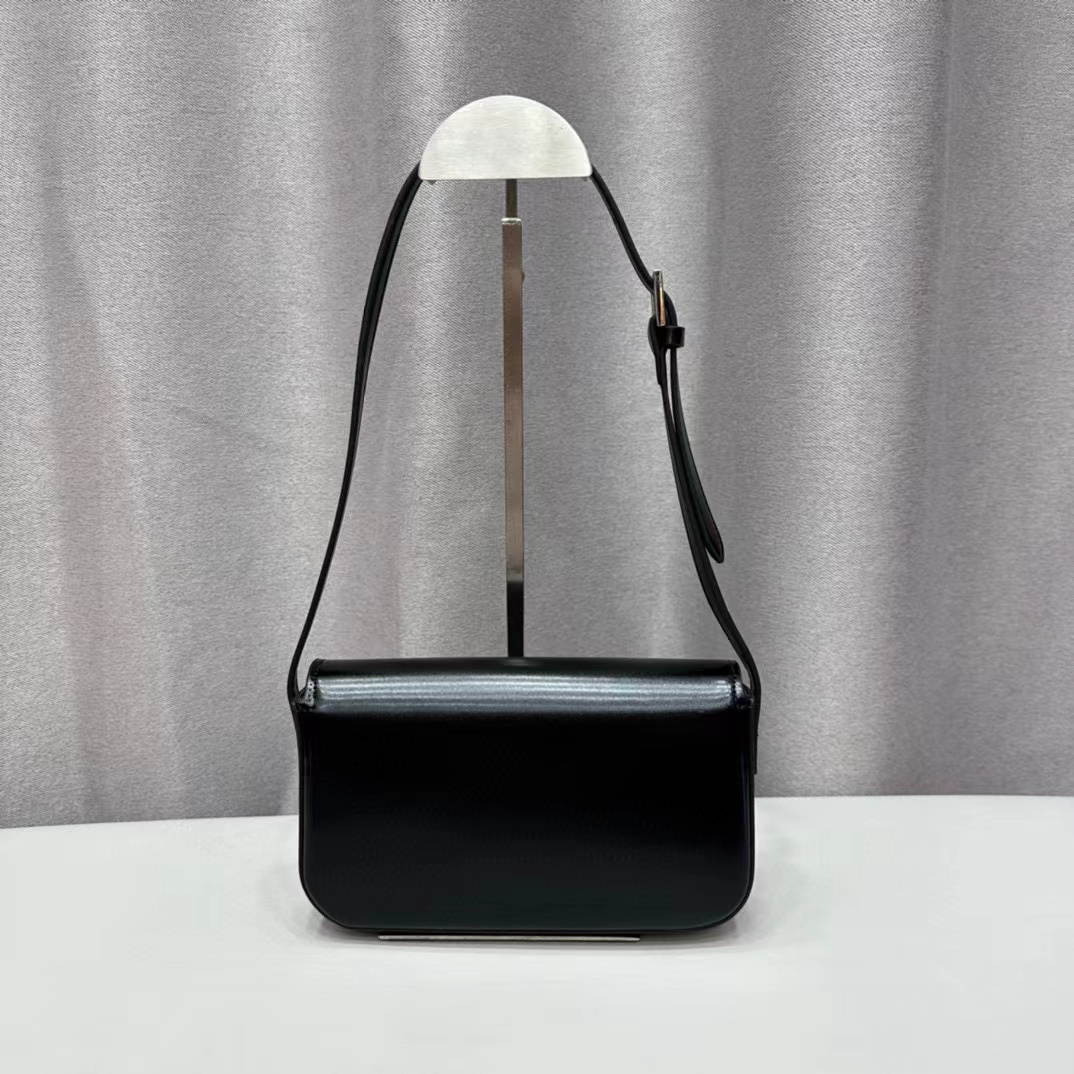 M1UM1U 牛革アンダーアームバッグ【50％割引+送料無料】