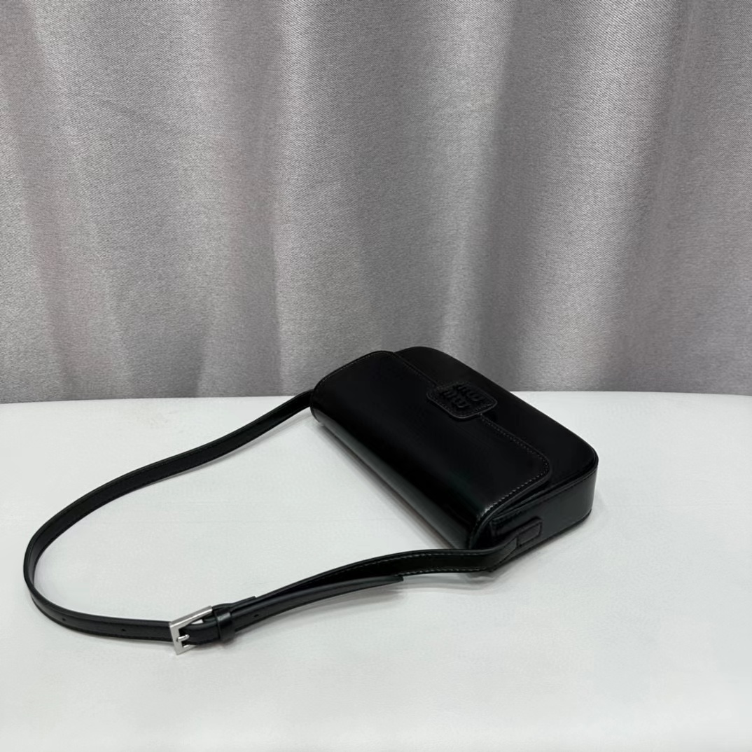 M1UM1U 牛革アンダーアームバッグ【50％割引+送料無料】