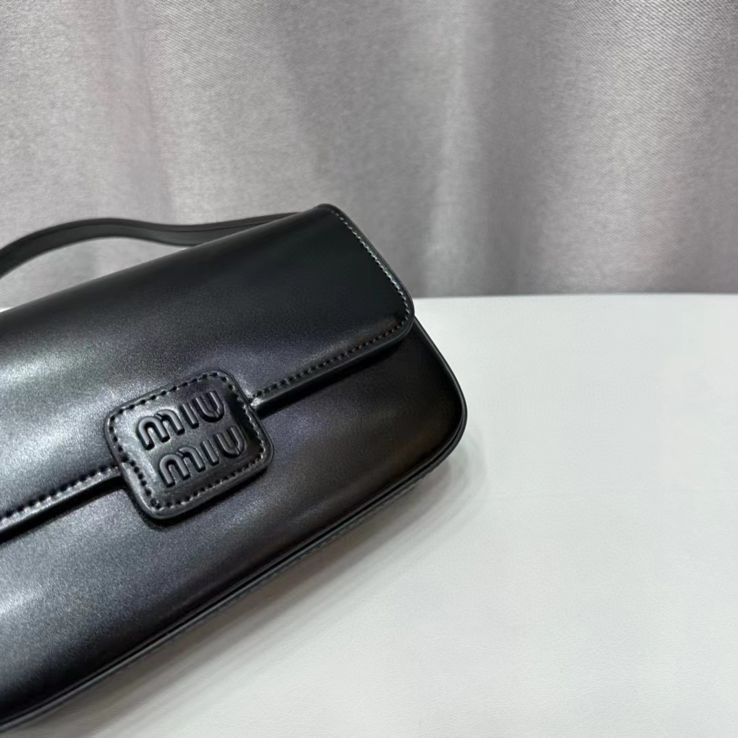 M1UM1U 牛革アンダーアームバッグ【50％割引+送料無料】