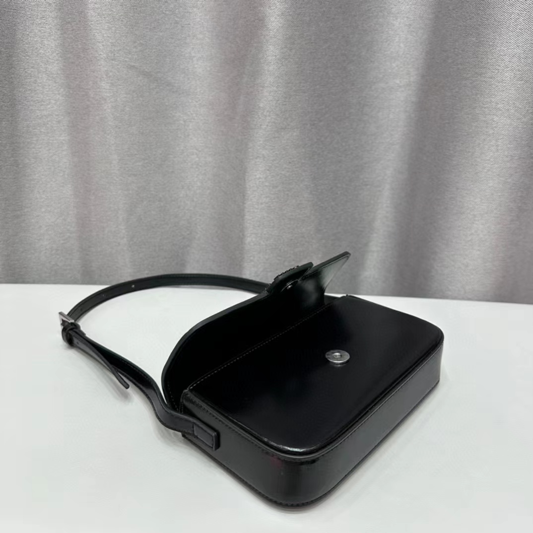 M1UM1U 牛革アンダーアームバッグ【50％割引+送料無料】