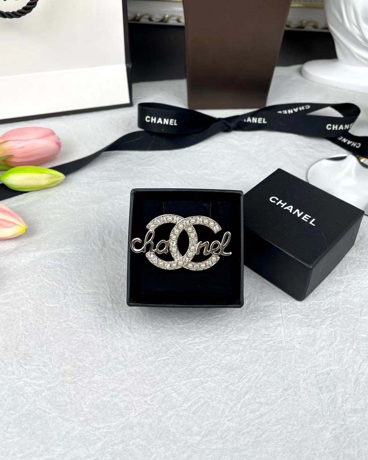 CHANE1 レターパール ダブルC レターブローチ【50％割引+送料無料】