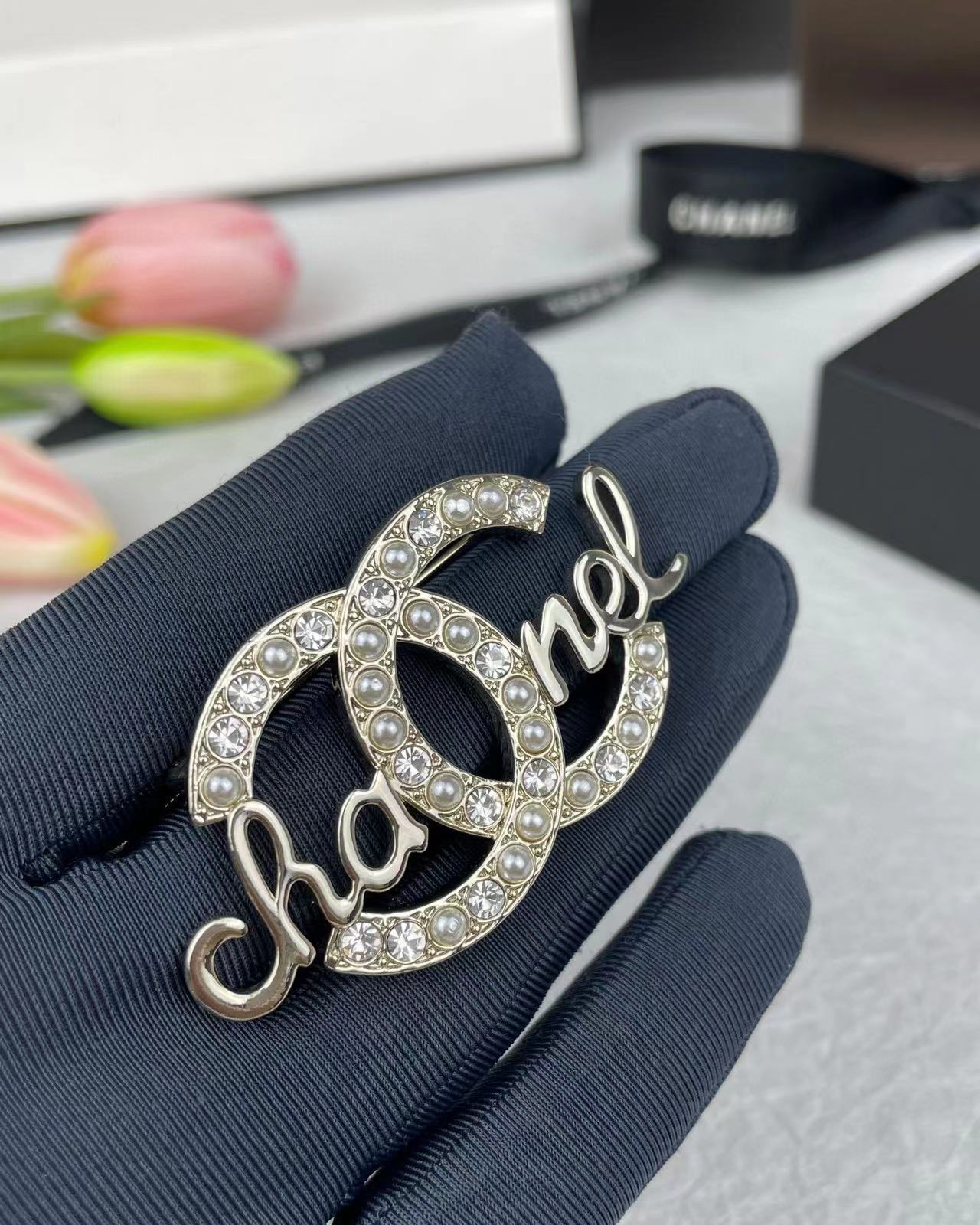 CHANE1 レターパール ダブルC レターブローチ【50％割引+送料無料】