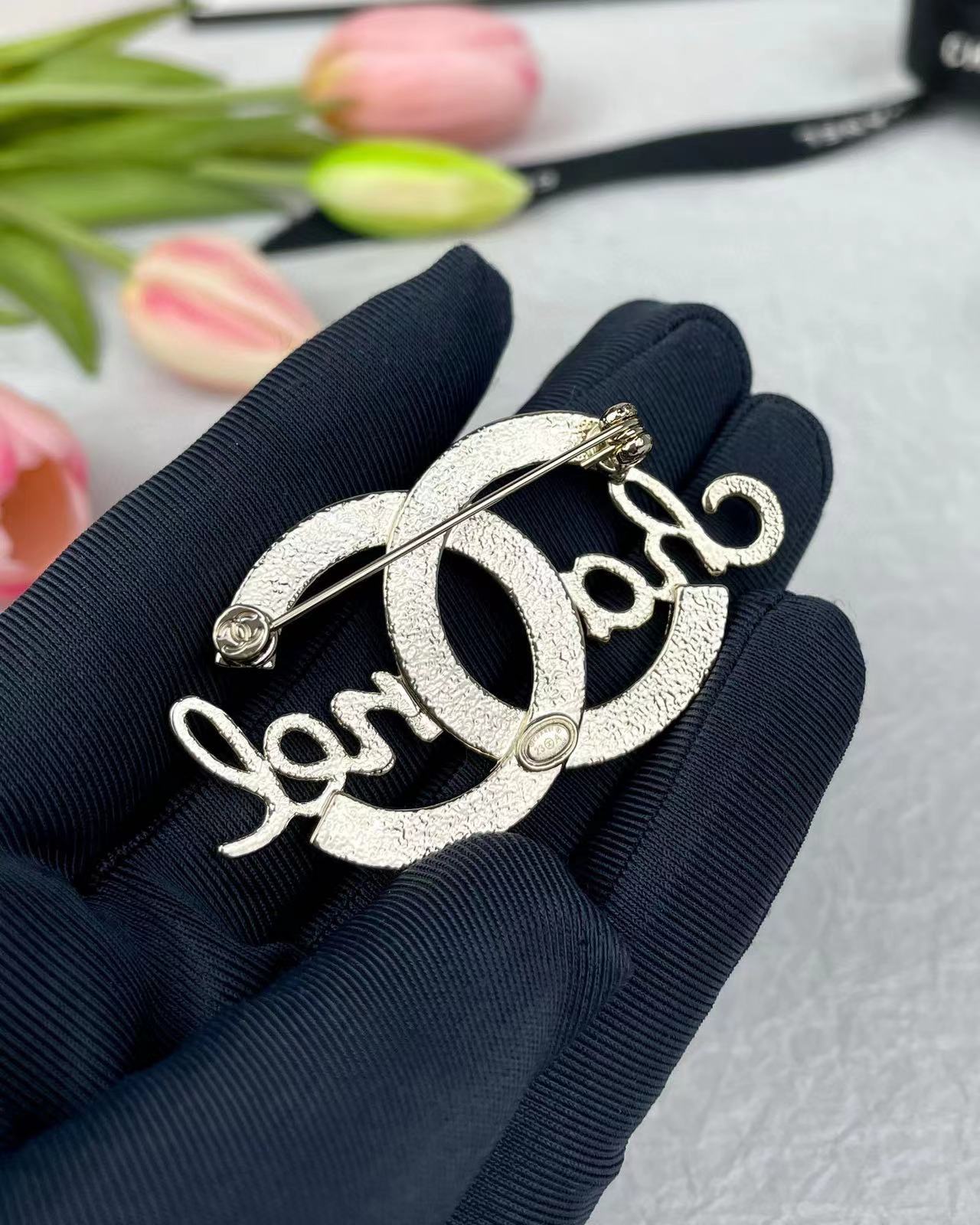 CHANE1 レターパール ダブルC レターブローチ【50％割引+送料無料】