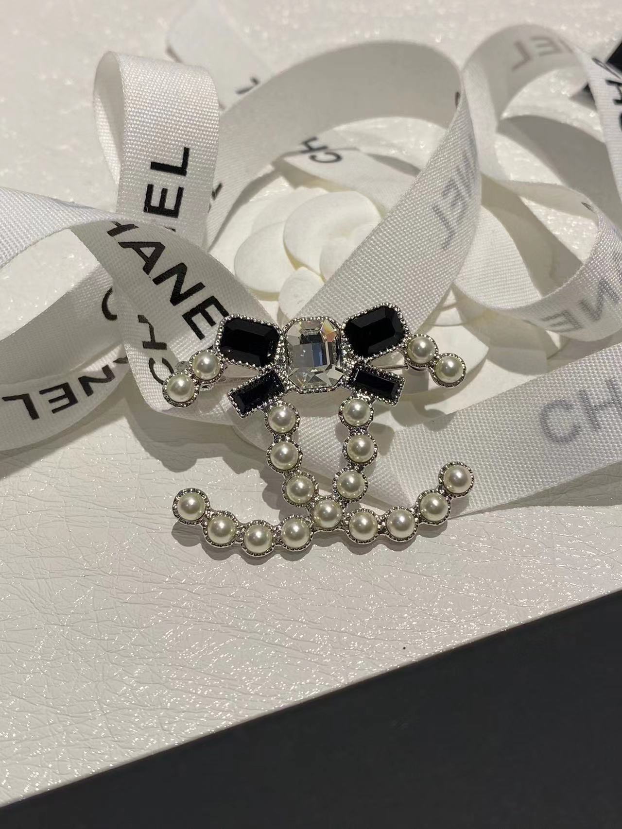 CHANE1 ボウ ダイヤモンド パール ブローチ【50％割引+送料無料】