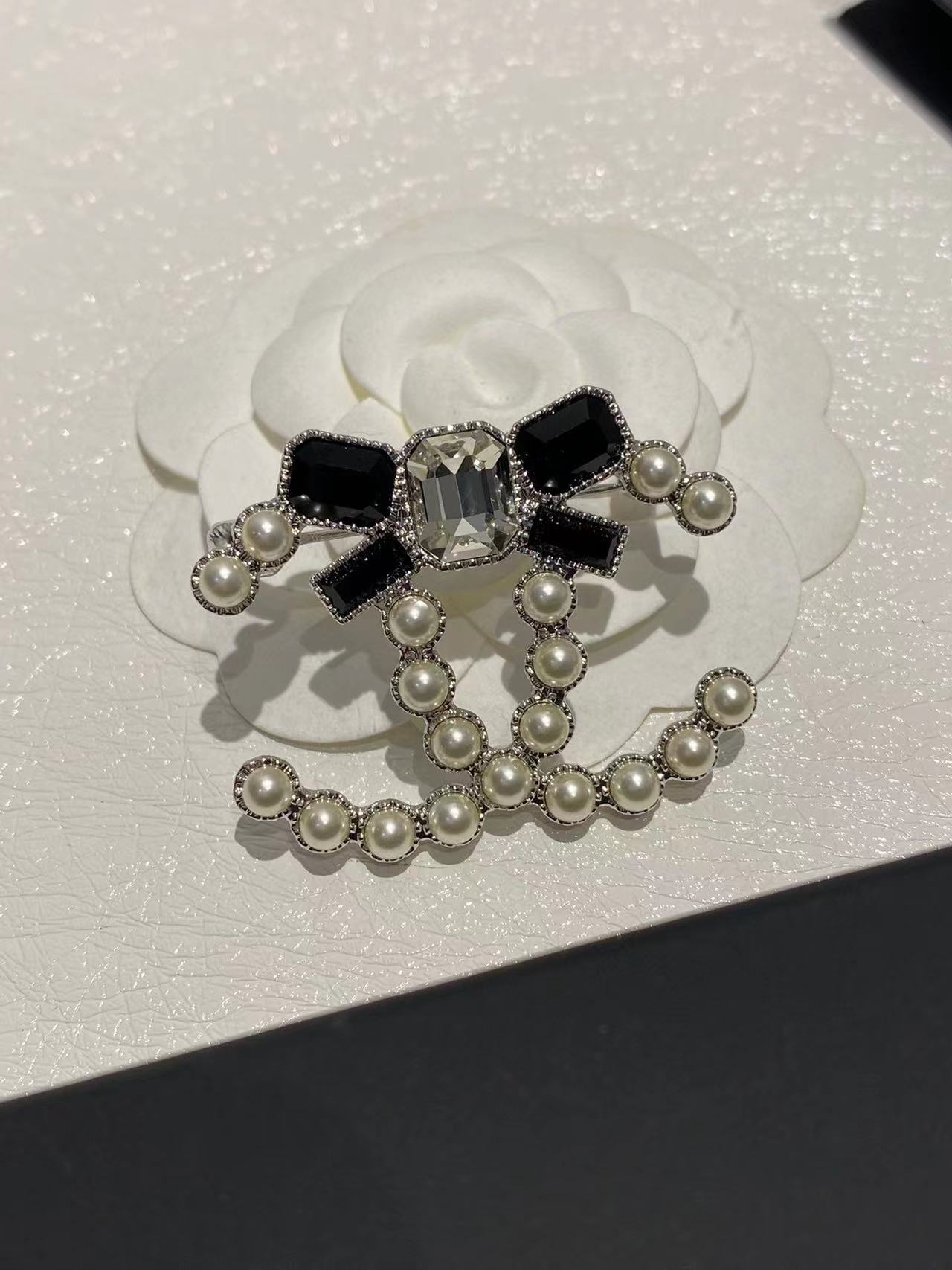 CHANE1 ボウ ダイヤモンド パール ブローチ【50%割引+送料無料】