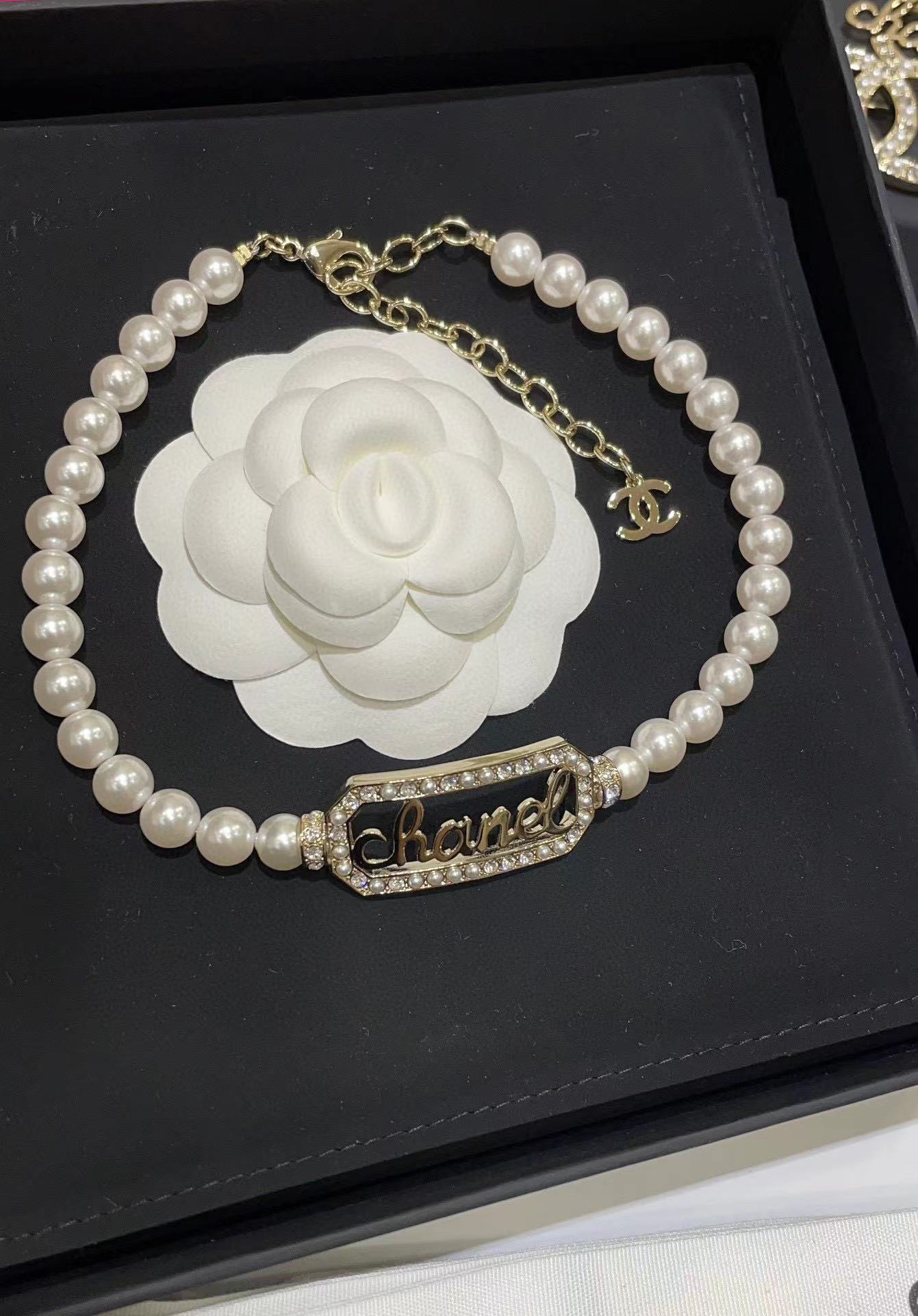 CHANE1 パールとラインストーンの中抜き文字スクエアブローチ+ネックレス 2点セット【50％割引+送料無料】