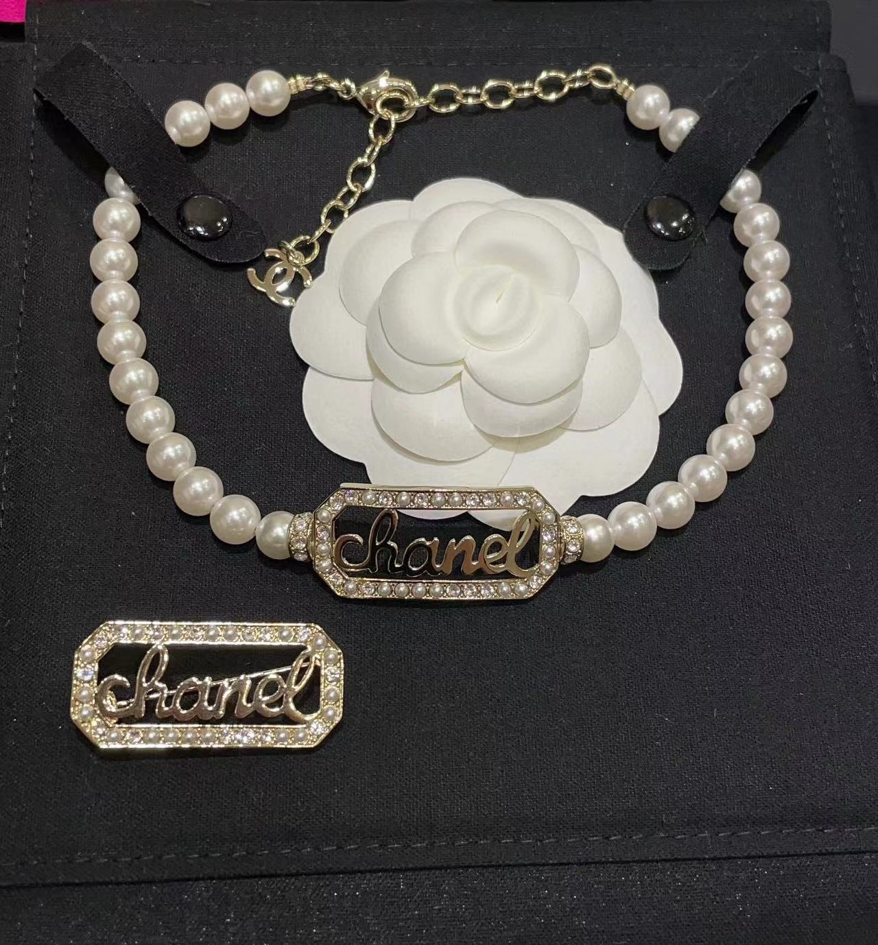 CHANE1 パールとラインストーンの中抜き文字スクエアブローチ+ネックレス 2点セット【50％割引+送料無料】