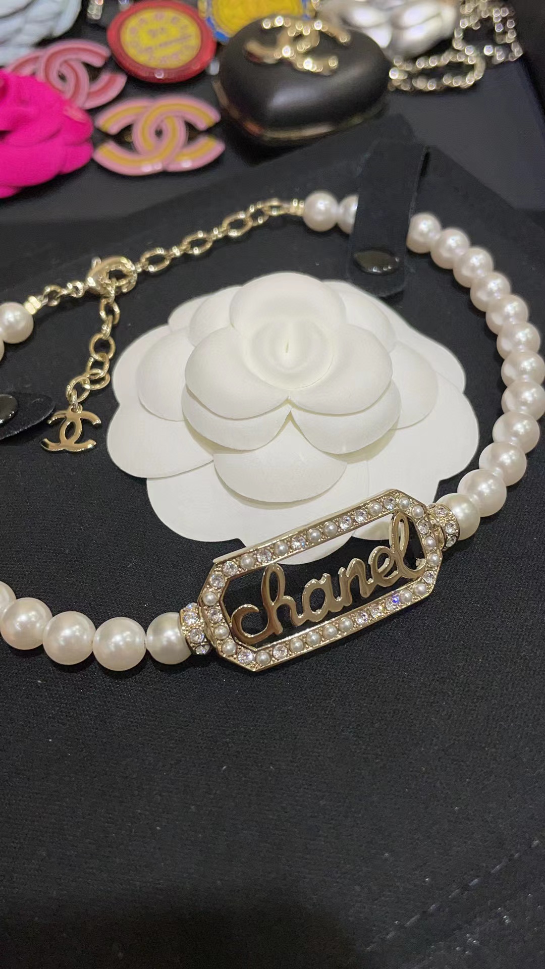 CHANE1 パールとラインストーンの中抜き文字スクエアブローチ+ネックレス 2点セット【50％割引+送料無料】