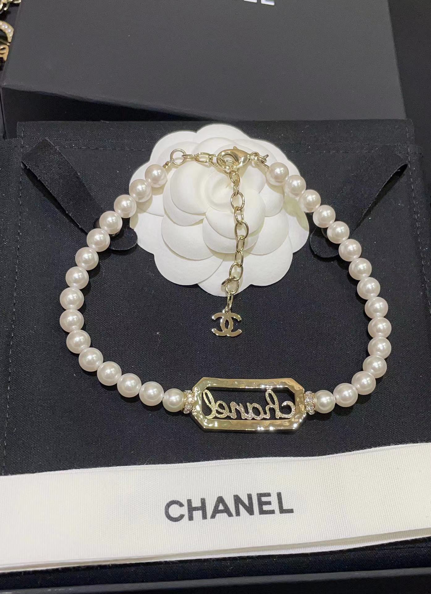 CHANE1 パールとラインストーンの中抜き文字スクエアブローチ+ネックレス 2点セット【50％割引+送料無料】