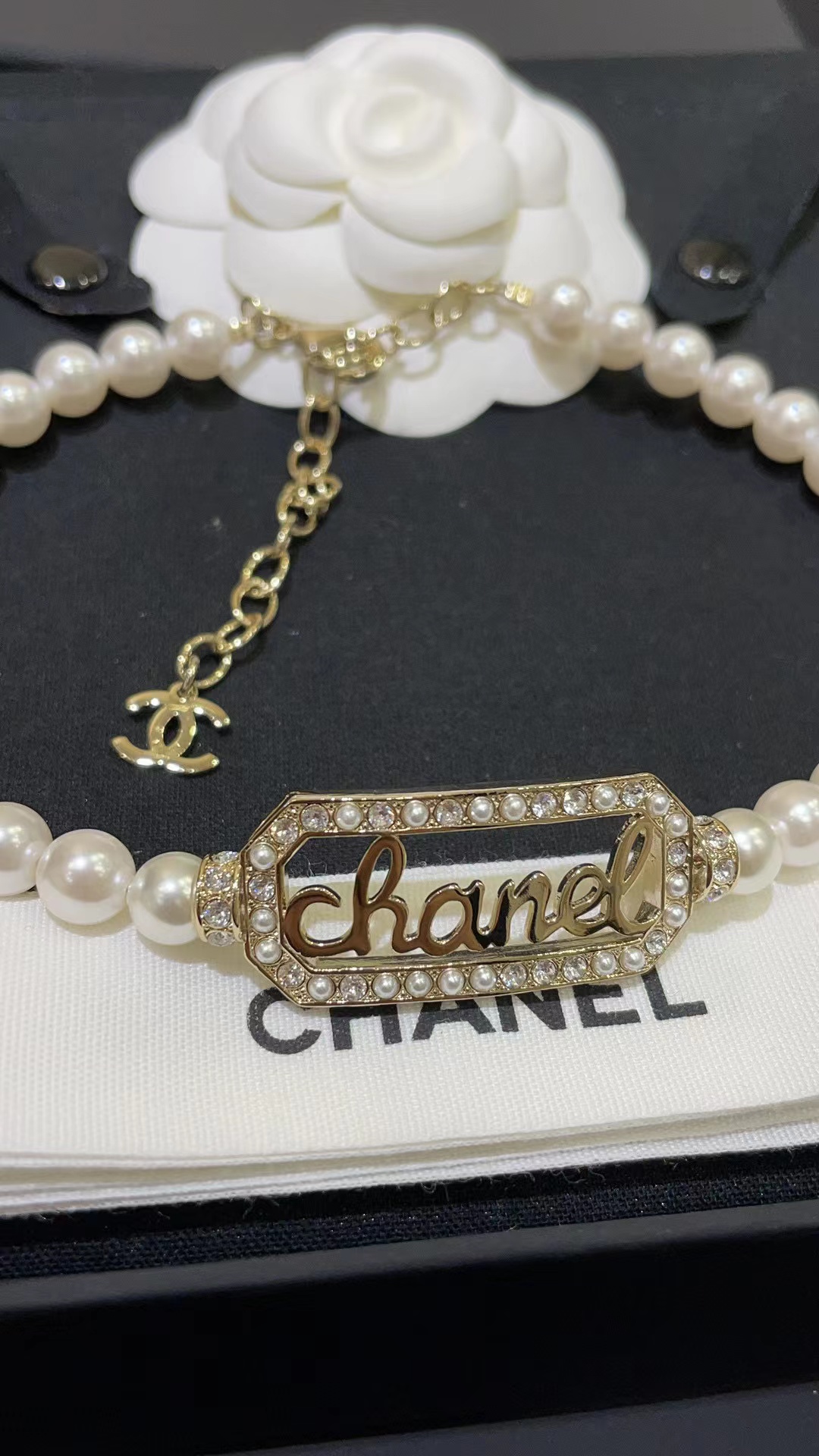 CHANE1 パールとラインストーンの中抜き文字スクエアブローチ+ネックレス 2点セット【50％割引+送料無料】