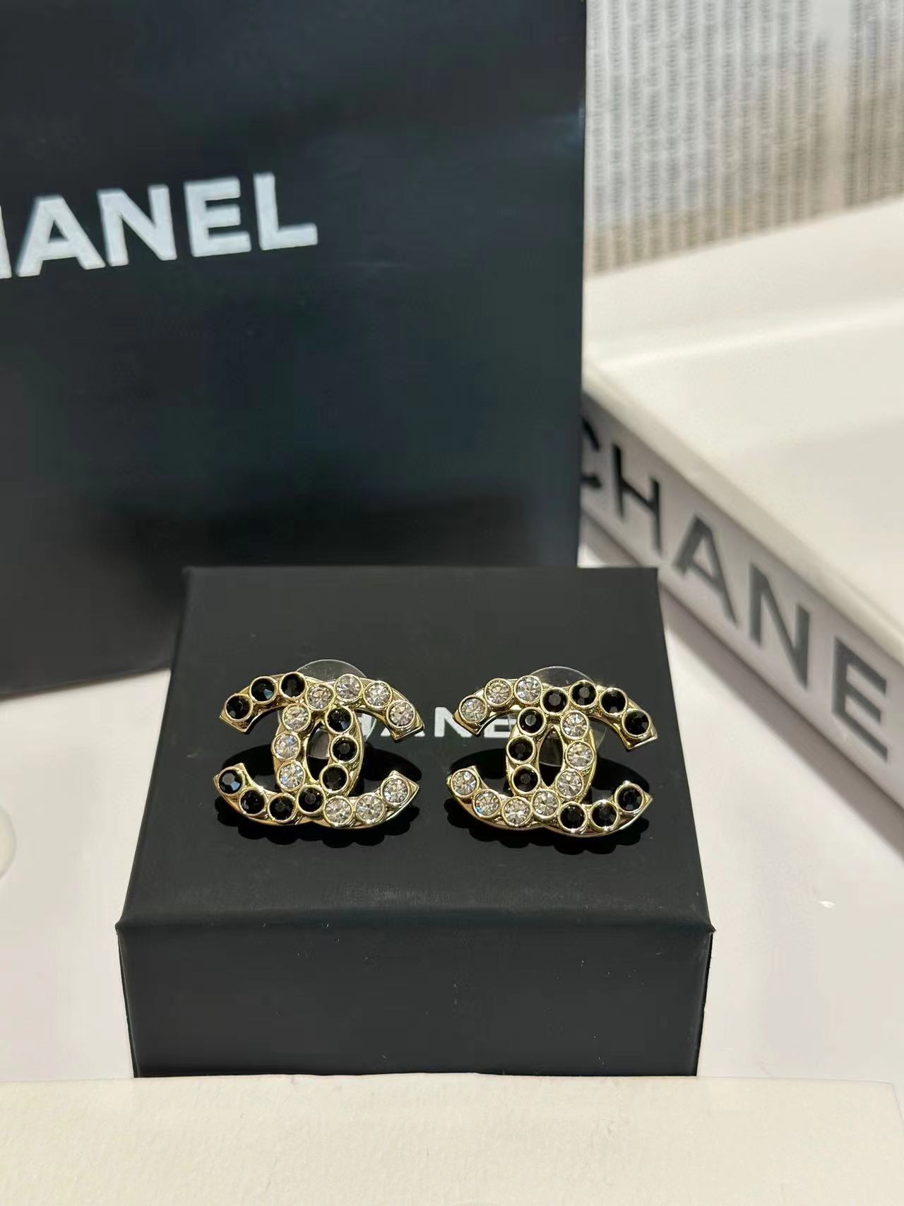 CHANE1 ブラック＆ホワイト ダイヤモンド スタッド ピアス【50％割引+送料無料】