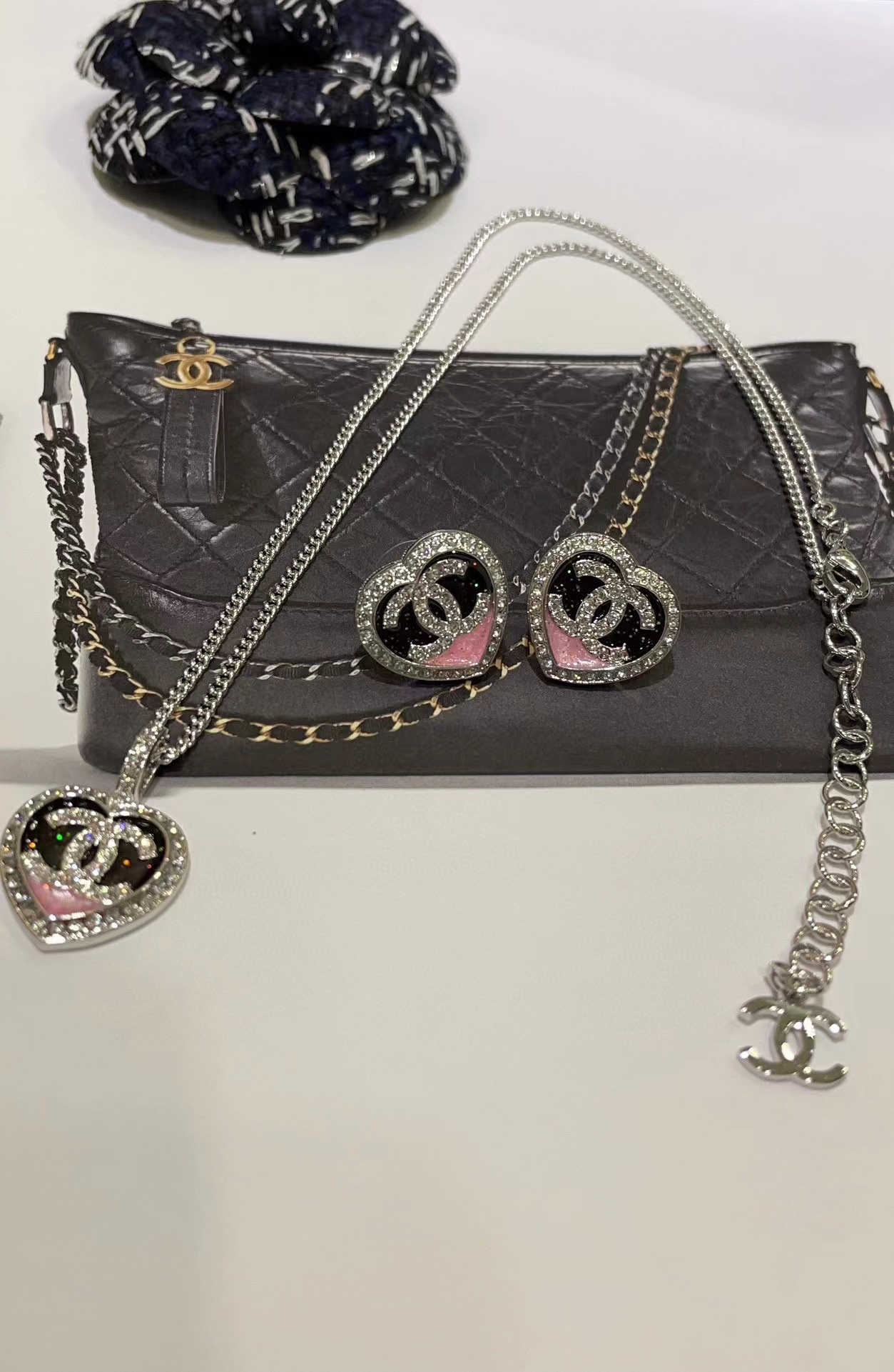 CHANE1 エナメル ラブフル ダイヤモンド ダブルC ピアス+ネックレス 2点セット【50％割引+送料無料】