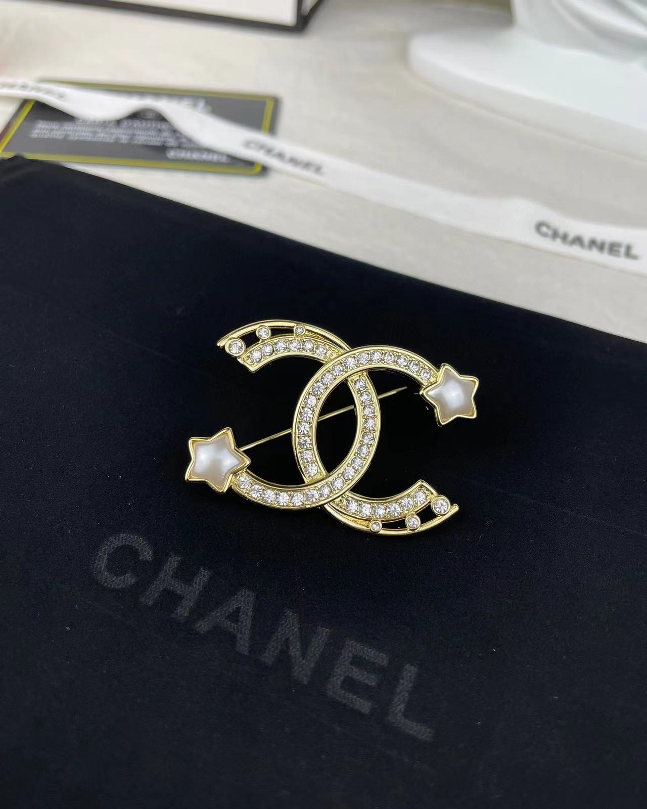 CHANE1 五芒星パールラウンドダイヤモンドレターブローチ【50％割引+送料無料】