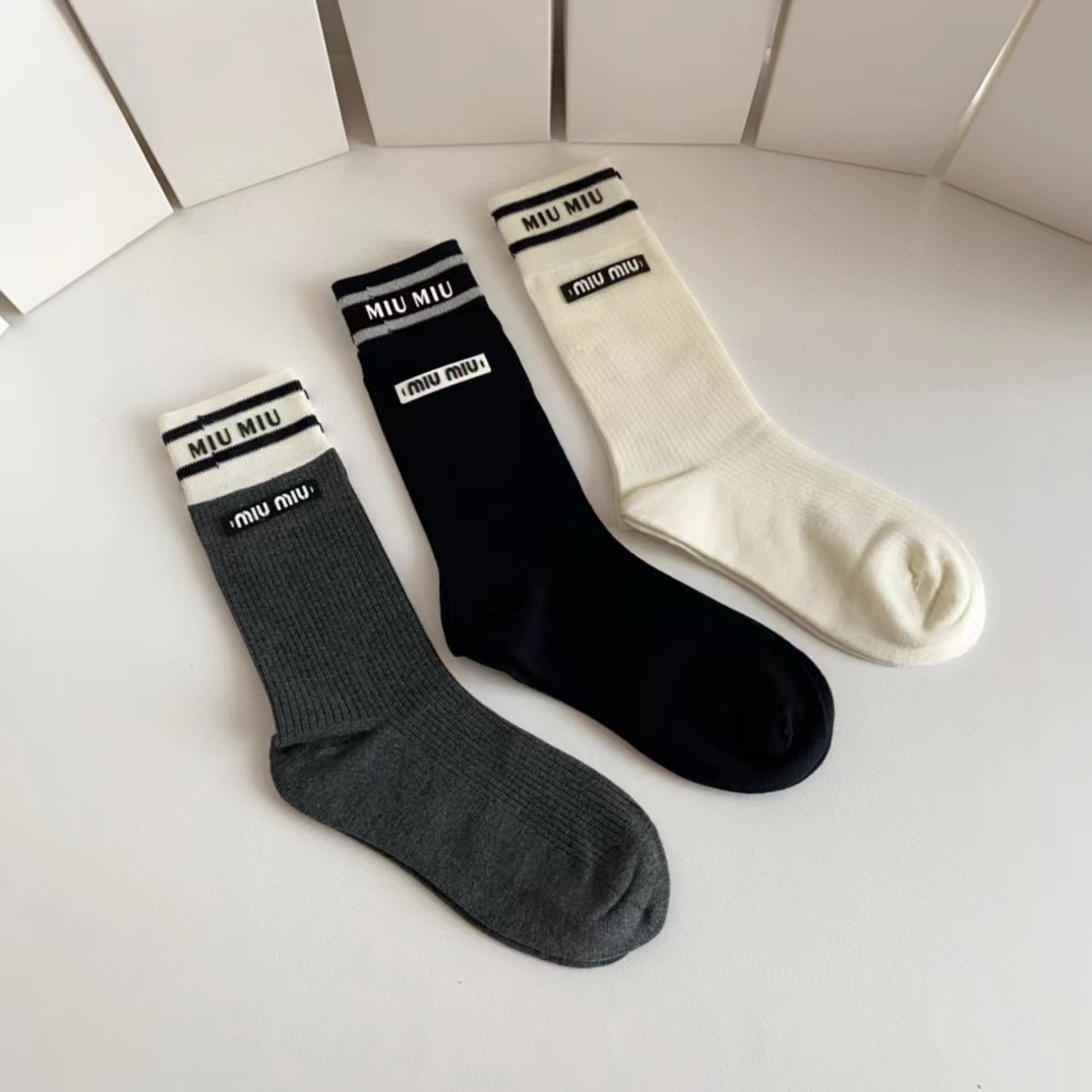 M1UM1U カラーブロックカシミヤシンプルソックス【50％割引+送料無料】