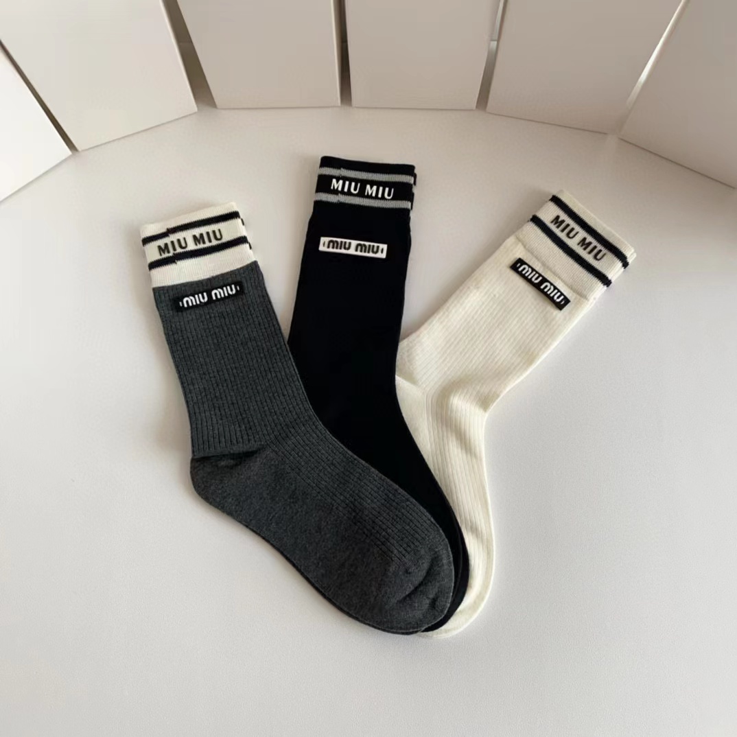 M1UM1U カラーブロックカシミヤシンプルソックス【50％割引+送料無料】