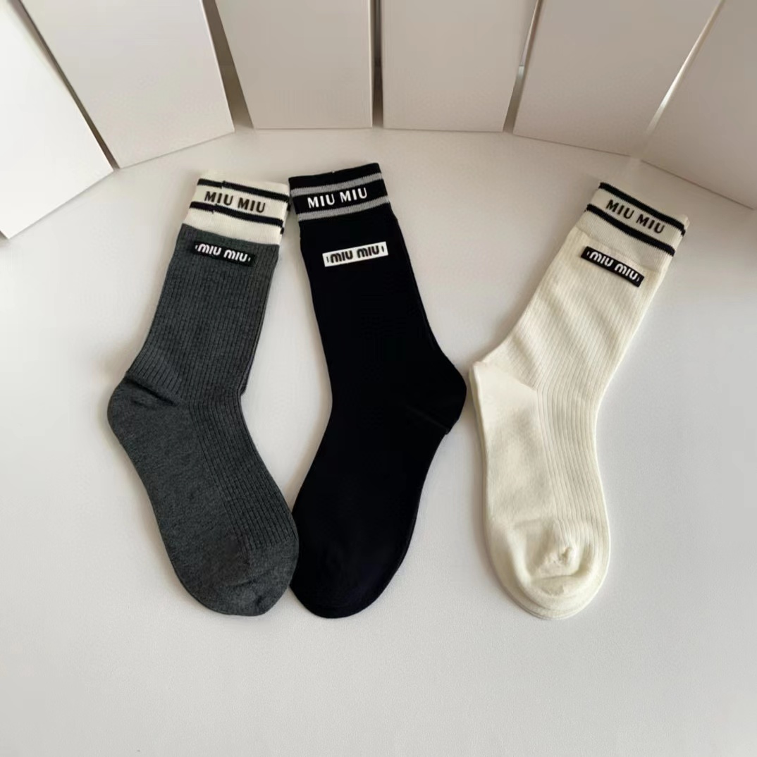 M1UM1U カラーブロックカシミヤシンプルソックス【50％割引+送料無料】