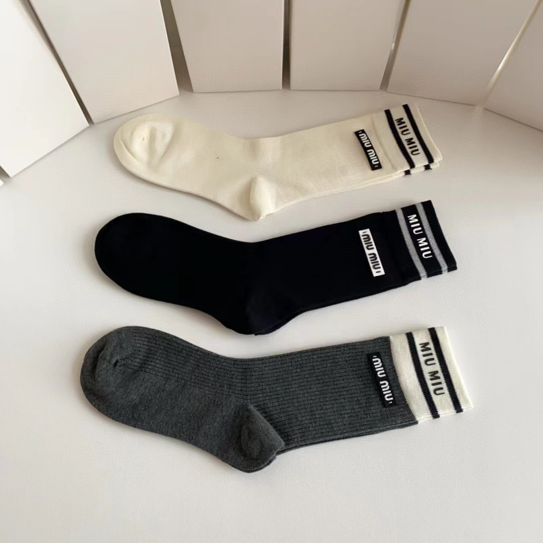 M1UM1U カラーブロックカシミヤシンプルソックス【50％割引+送料無料】