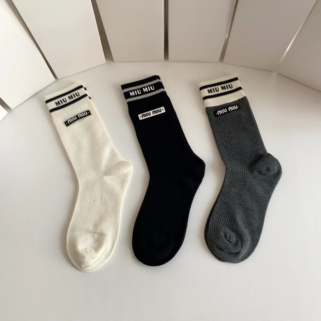 M1UM1U カラーブロックカシミヤシンプルソックス【50％割引+送料無料】