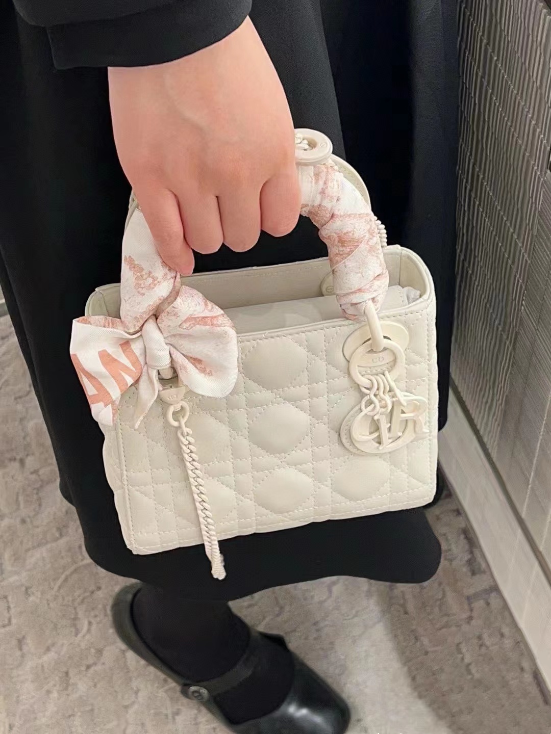 DI0R フロスト加工の 3 コンパートメント ハンドバッグ【50％割引+送料無料】