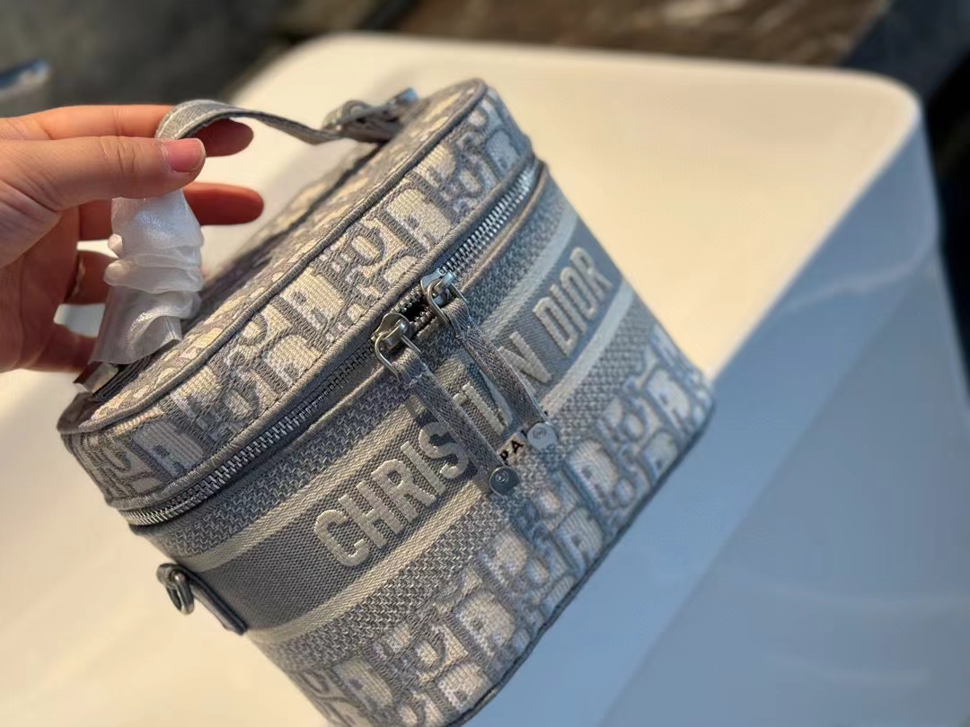 DI0R高品質刺繍入り化粧品バッグ 【50％割引+送料無料】