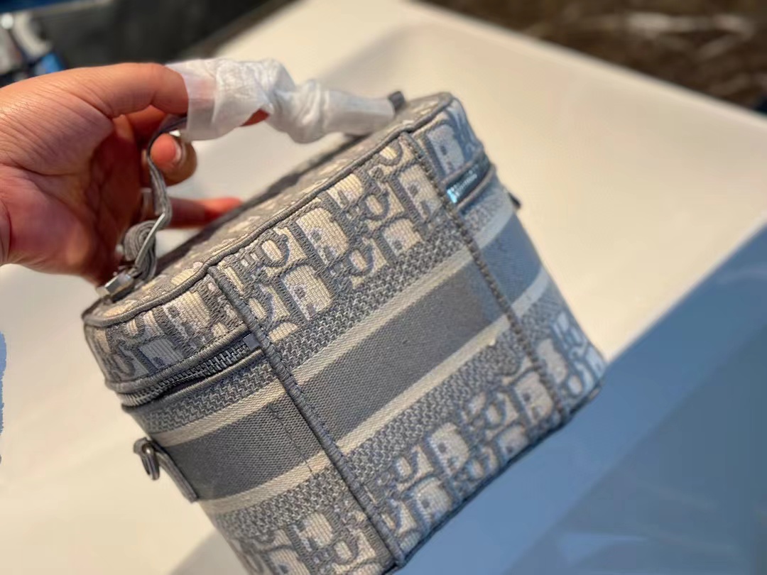 DI0R高品質刺繍入り化粧品バッグ 【50％割引+送料無料】