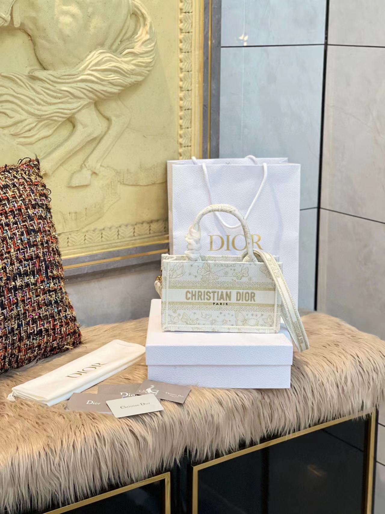 DI0R 蝶刺繍ハンドバッグ【50％割引+送料無料】