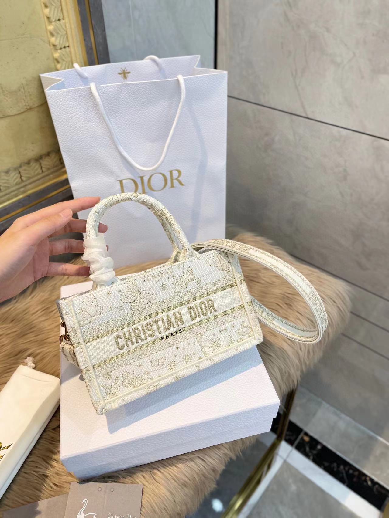 DI0R 蝶刺繍ハンドバッグ【50％割引+送料無料】