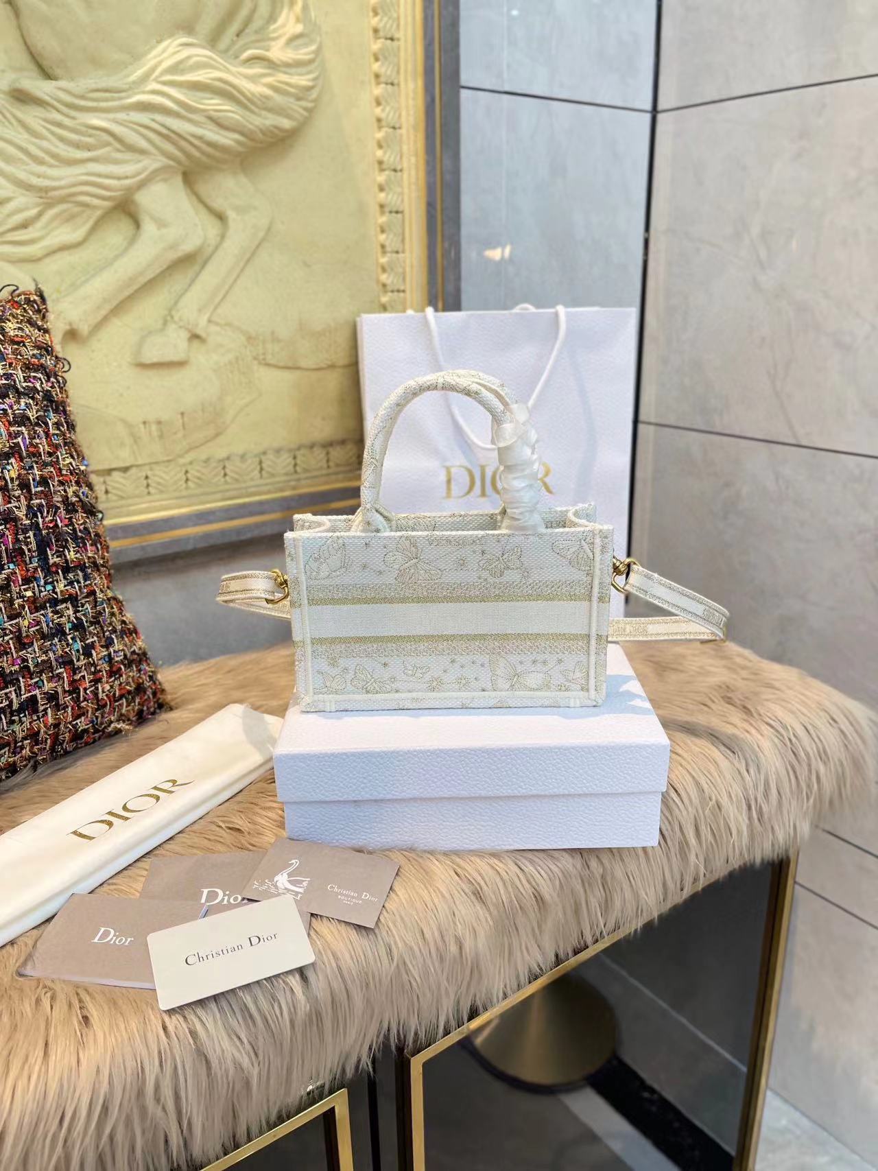 DI0R 蝶刺繍ハンドバッグ【50％割引+送料無料】