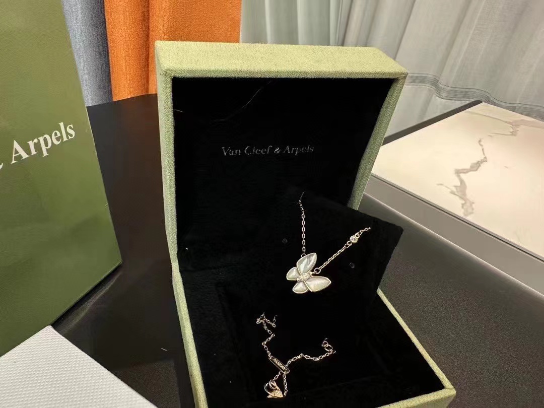 Van c1eef &Arpels ホワイトシェルバタフライネックレス【50％割引+送料無料】
