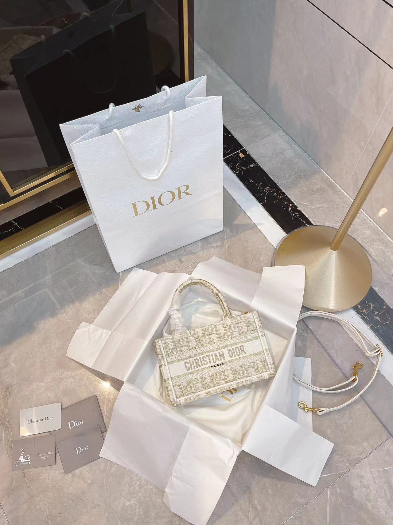 DI0R Book tote 刺繍入りハンドバッグ【 50％割引+送料無料】