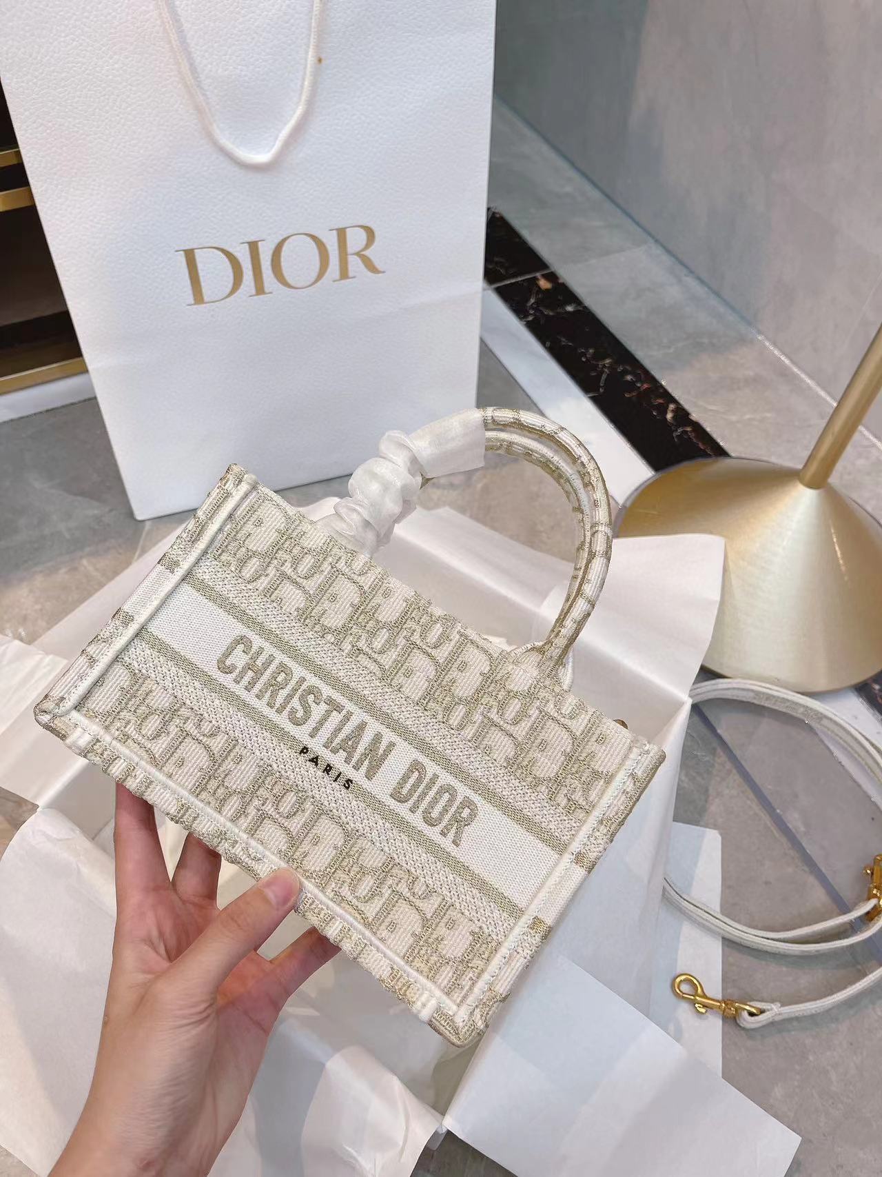 DI0R Book tote 刺繍入りハンドバッグ【 50％割引+送料無料】