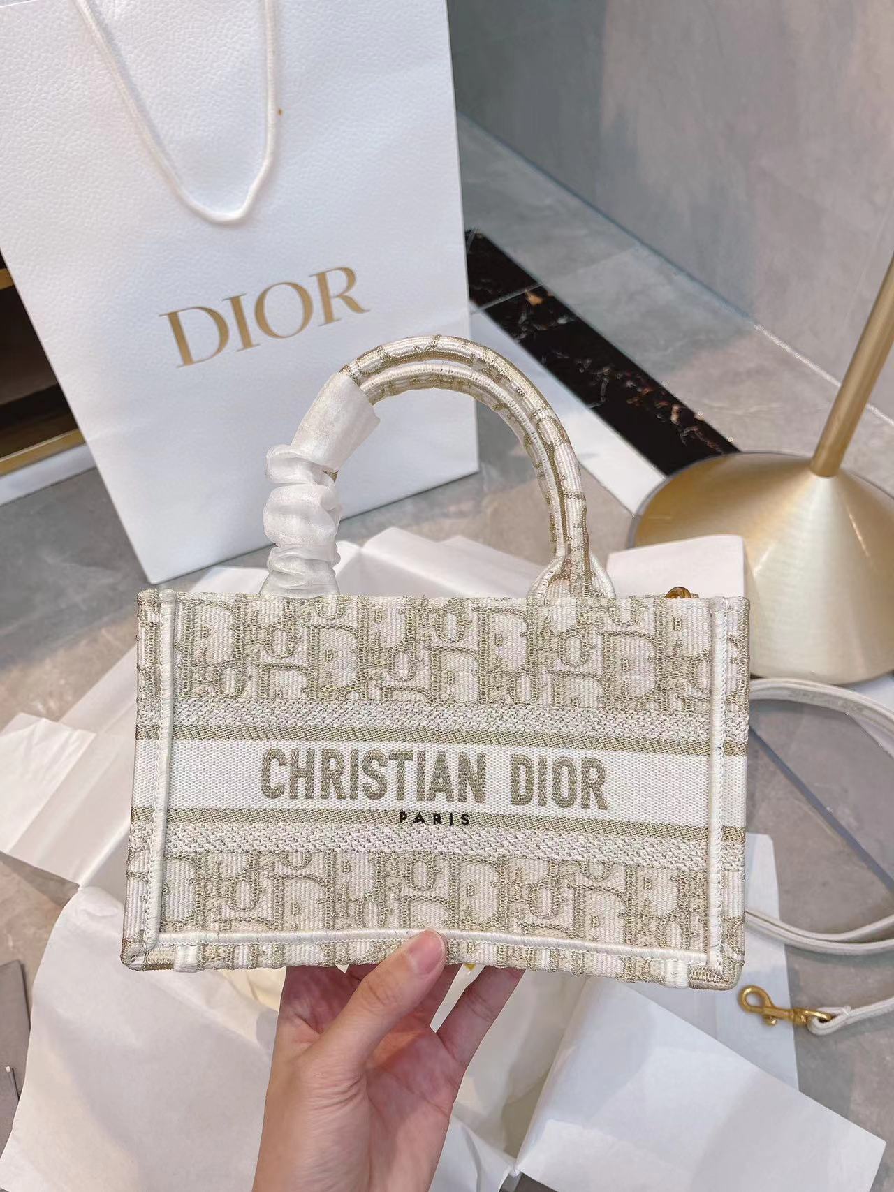 DI0R Book tote 刺繍入りハンドバッグ【 50％割引+送料無料】