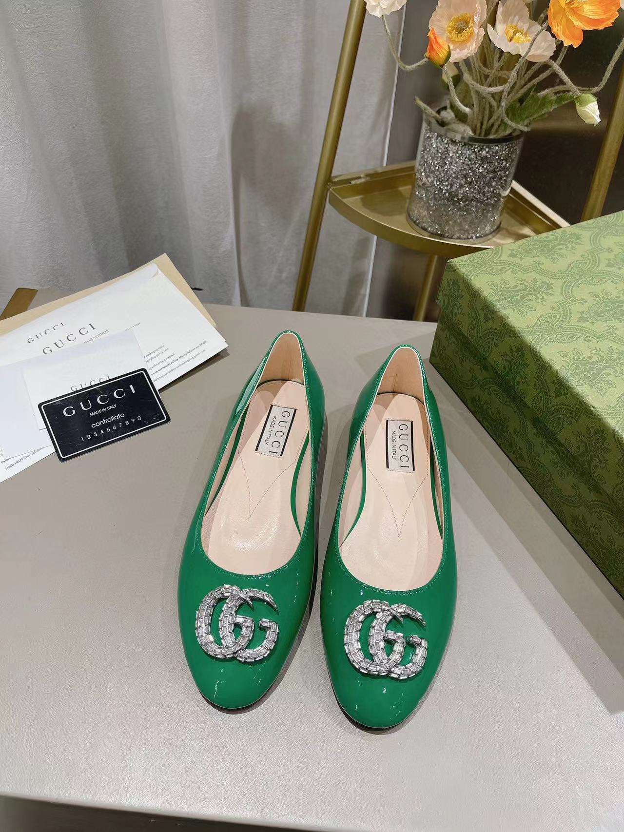 GUCC1 高品質ダイヤモンドがちりばめられたロゴフラットシューズ【50％割引+送料無料】