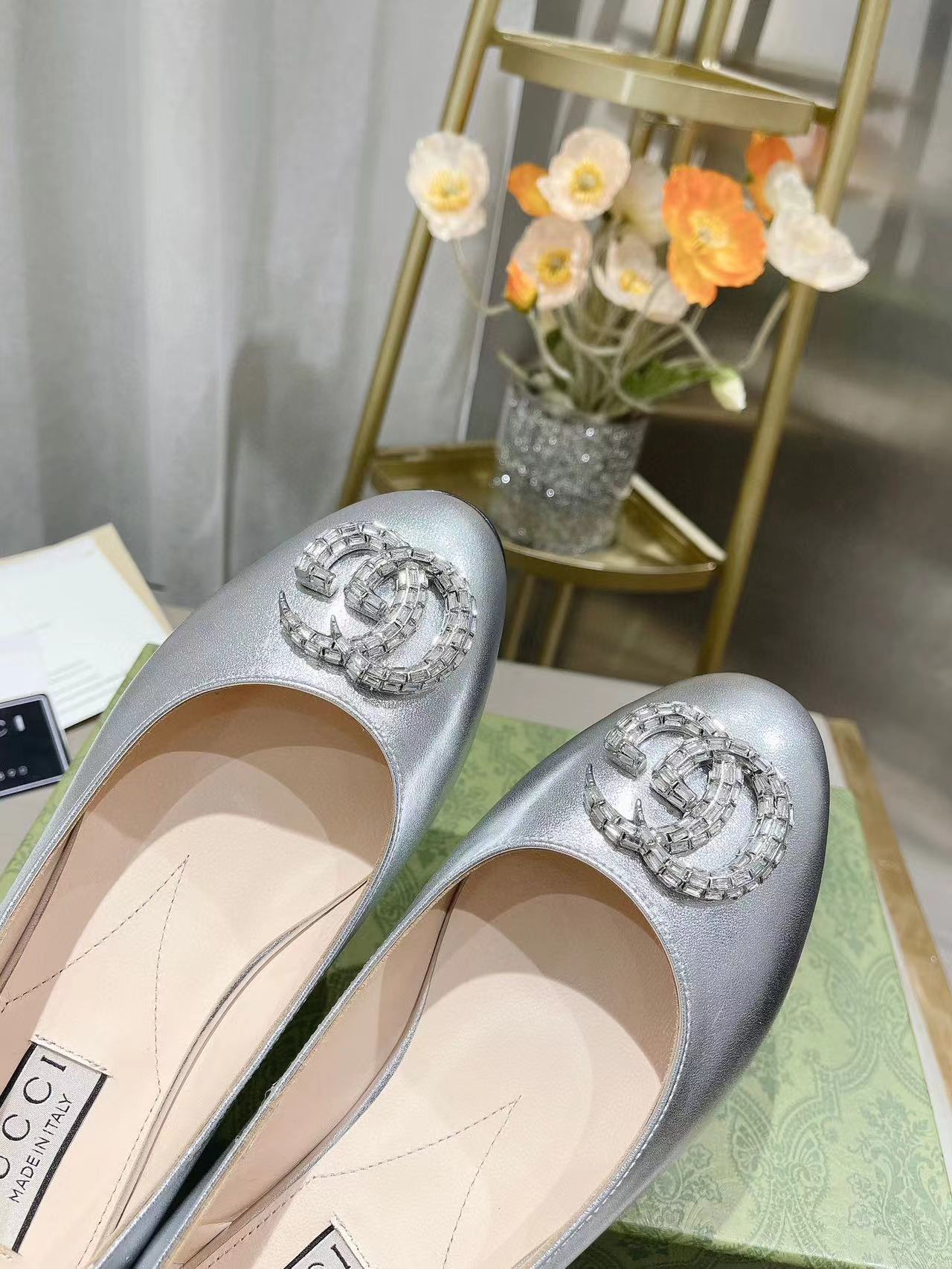 GUCC1 高品質ダイヤモンドがちりばめられたロゴフラットシューズ【50％割引+送料無料】