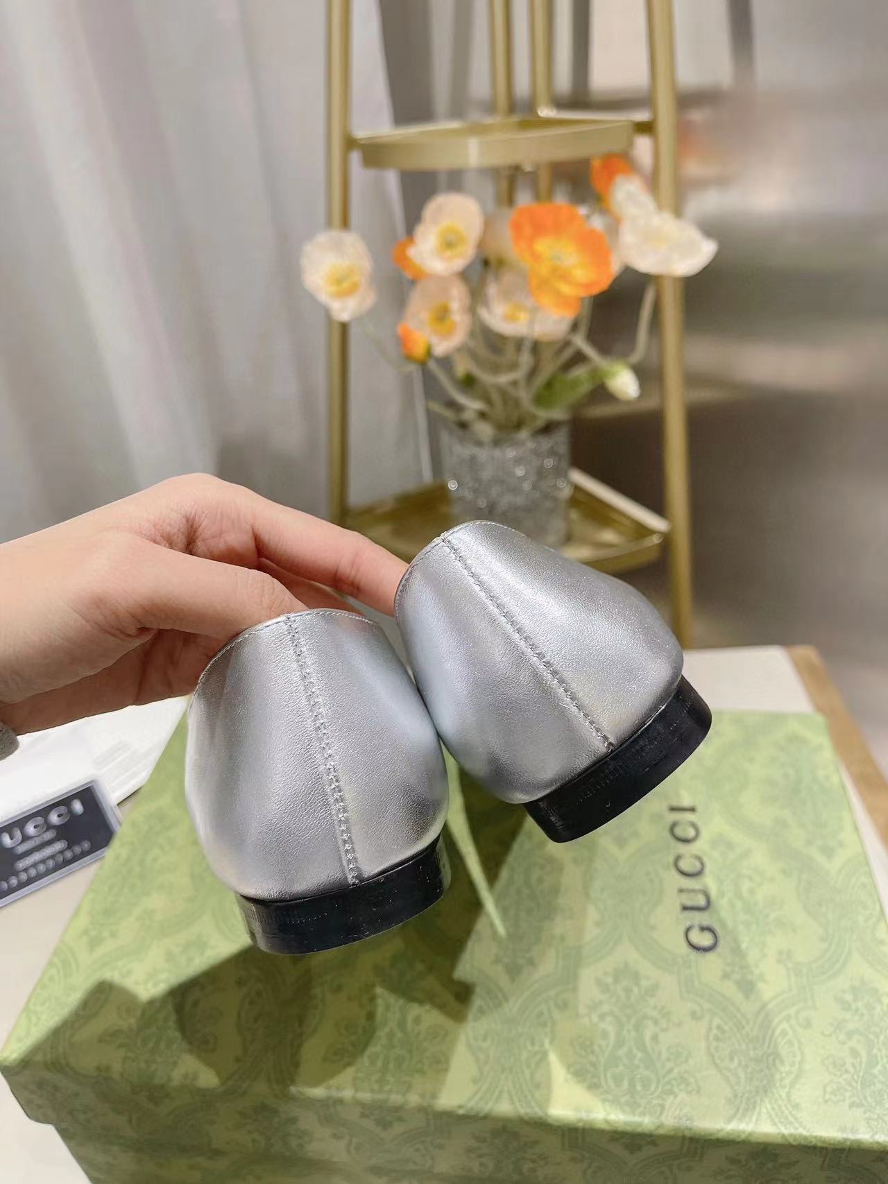 GUCC1 高品質ダイヤモンドがちりばめられたロゴフラットシューズ【50％割引+送料無料】