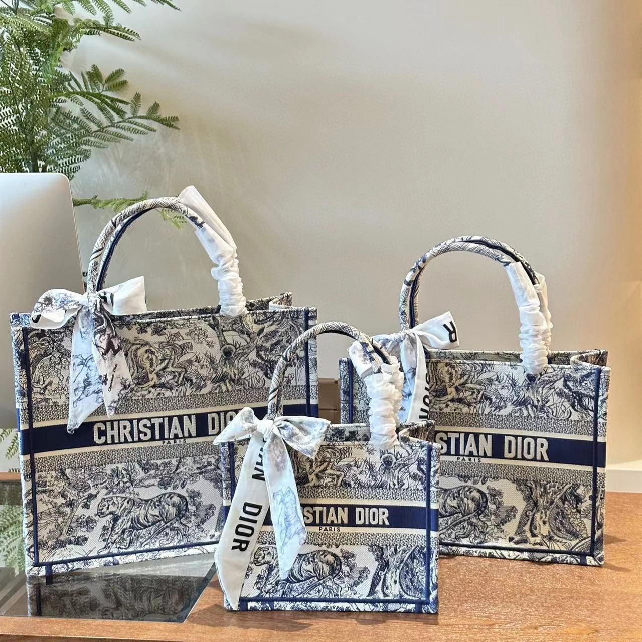 DI0R book tote 刺繍入りハンドバッグ【50％割引+送料無料】