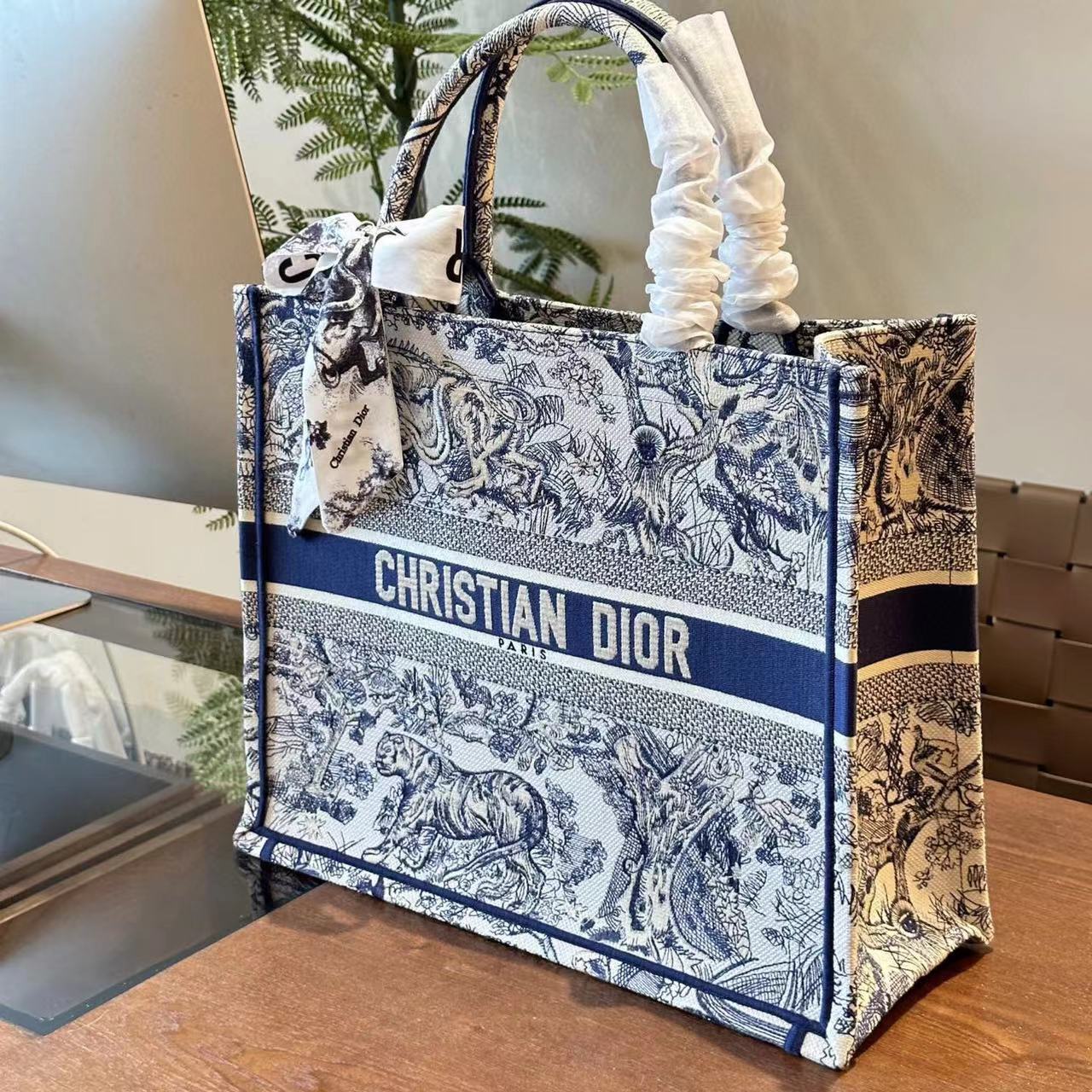 DI0R book tote 刺繍入りハンドバッグ【50％割引+送料無料】