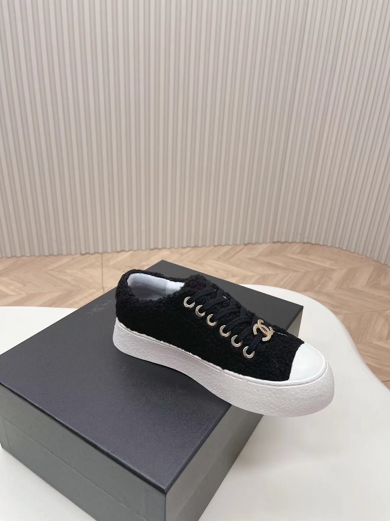 CHANE1 高品質牛革とラムウールのカジュアルシューズ【50％割引+送料無料】