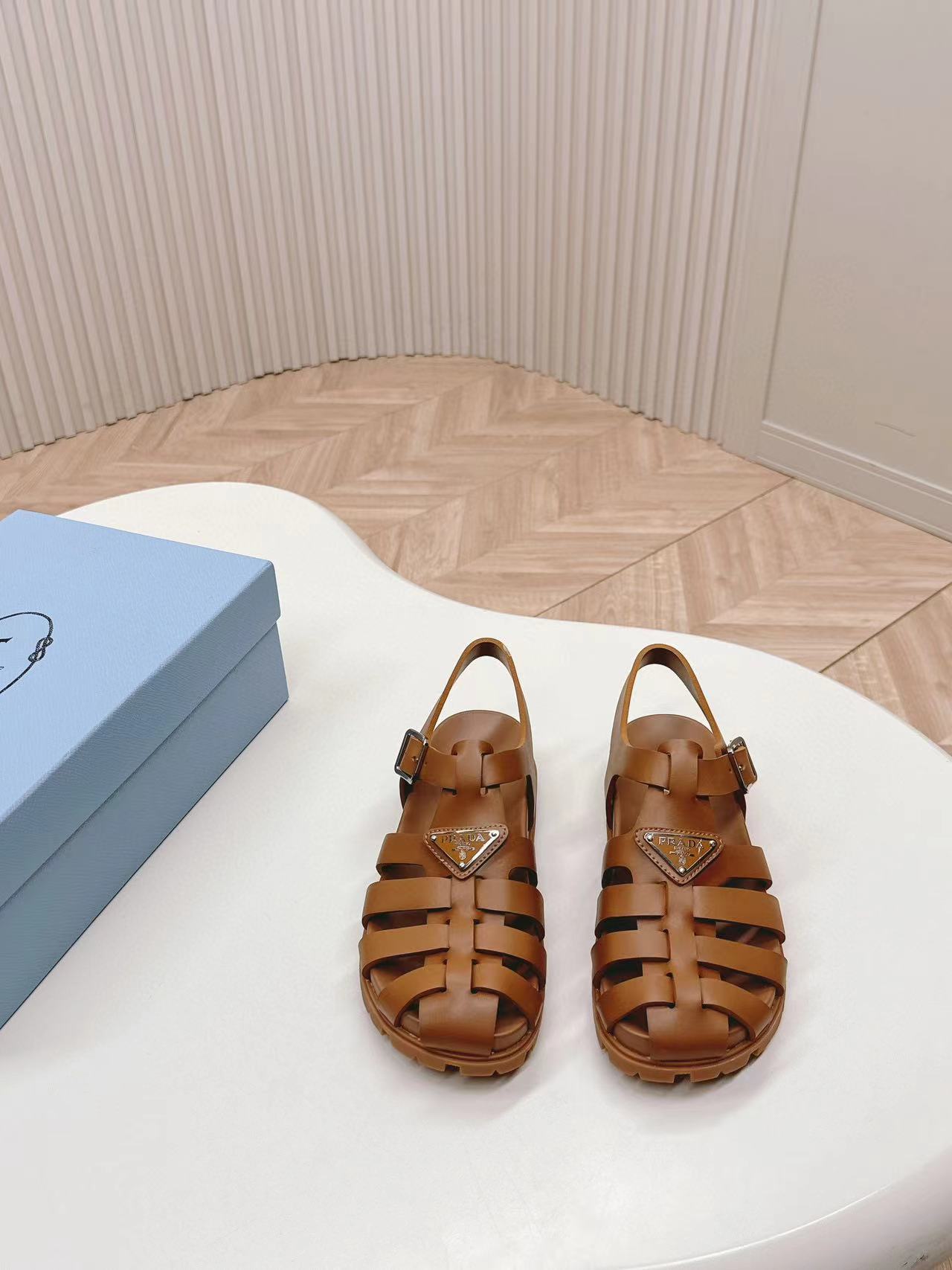 PR4DA ハイクオリティ トライアングルロゴサンダル【50%割引+送料無料】