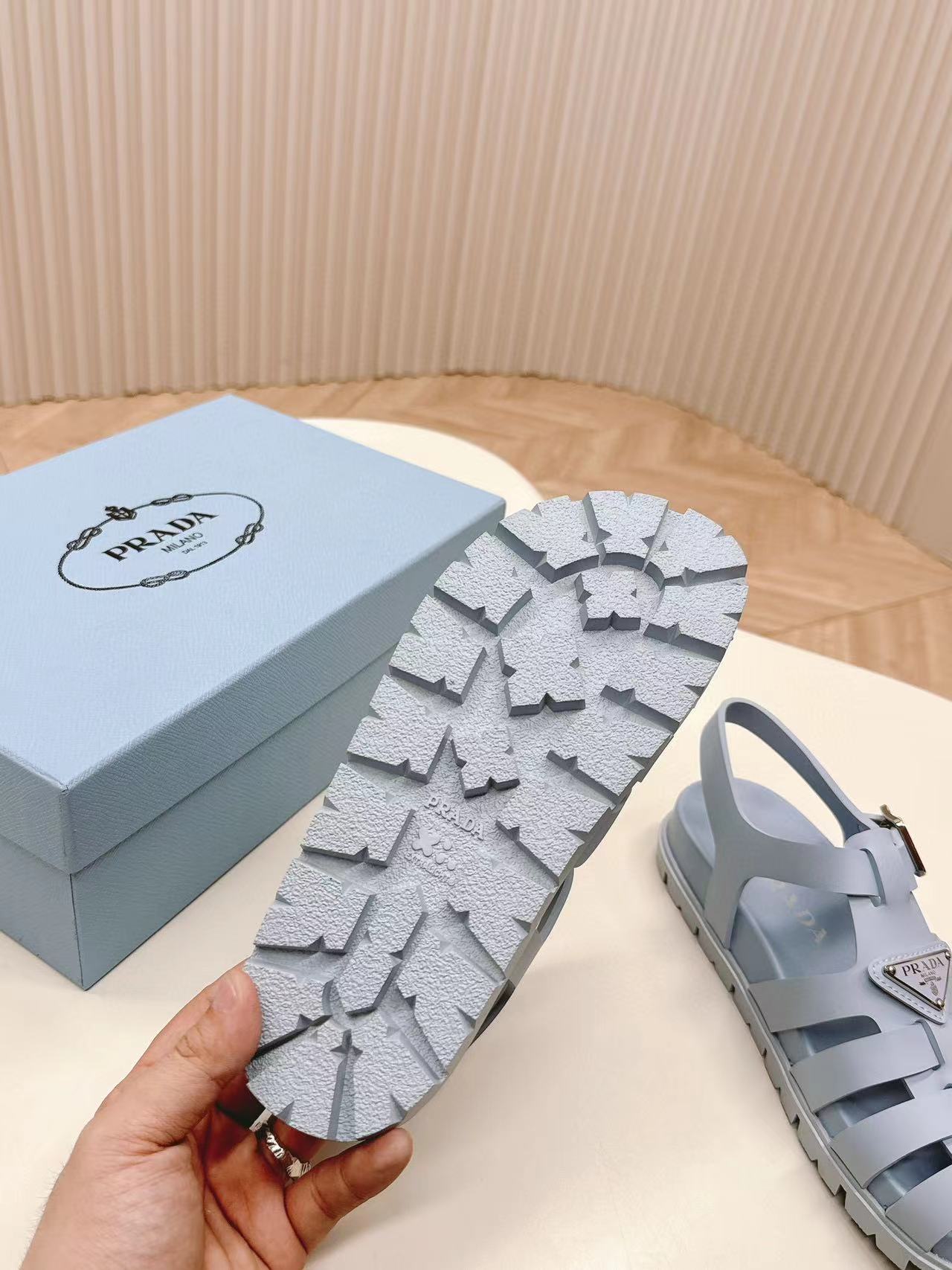 PR4DA ハイクオリティ トライアングルロゴサンダル【50%割引+送料無料】