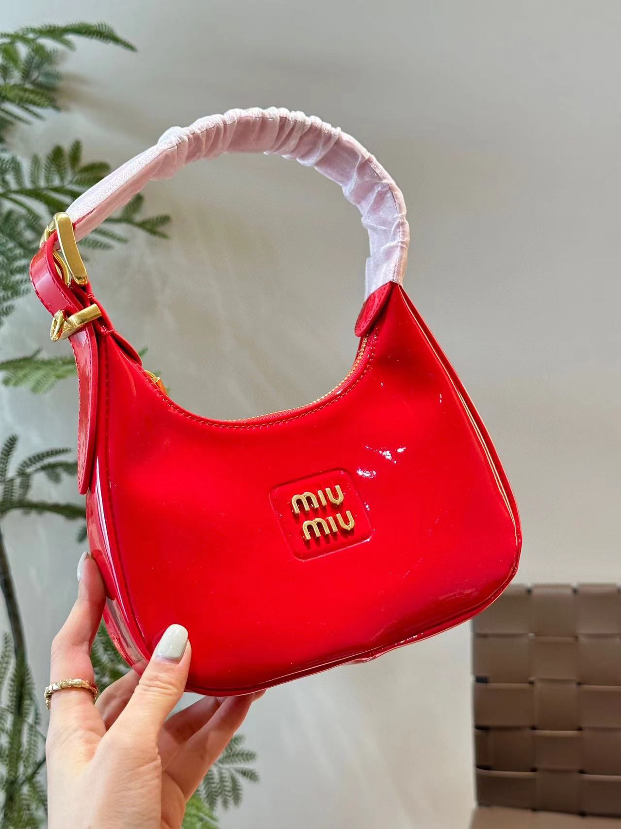 M1UM1U パテントレザー ハンドバッグ 【50％割引+送料無料】